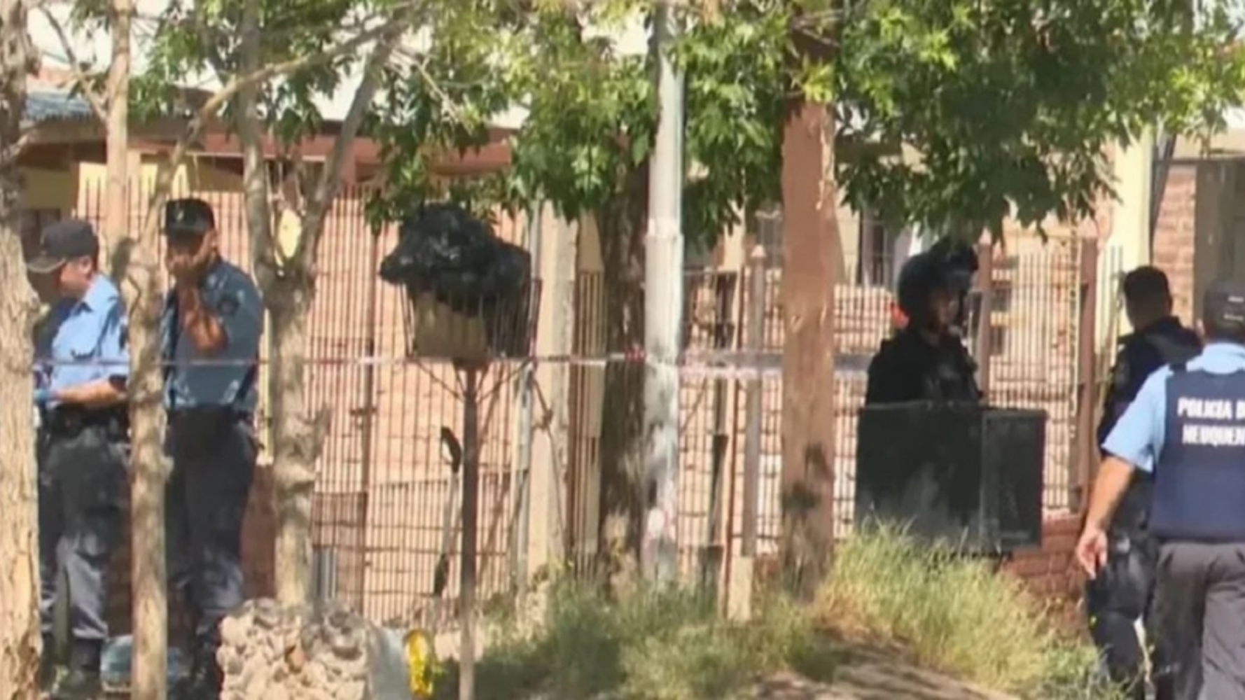 Los policías realizando las pericias en el lugar. 