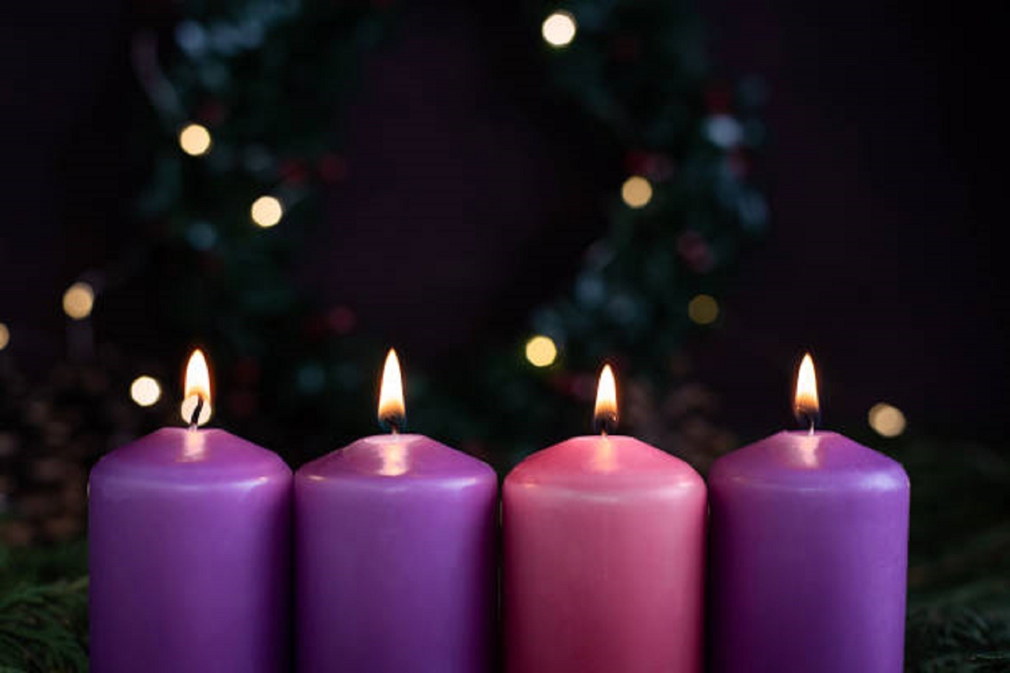 Se utilizan velas violetas en los rituales para atraer buena energía.