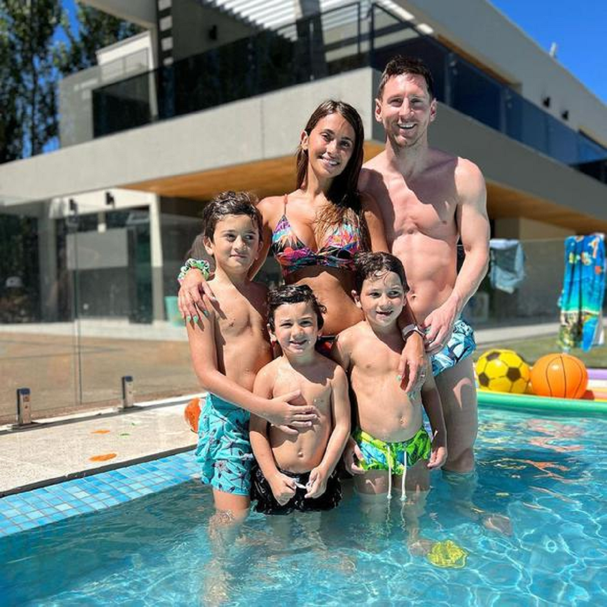 Lionel Messi junto a su familia en la pileta de su casa ubicada en Funes.