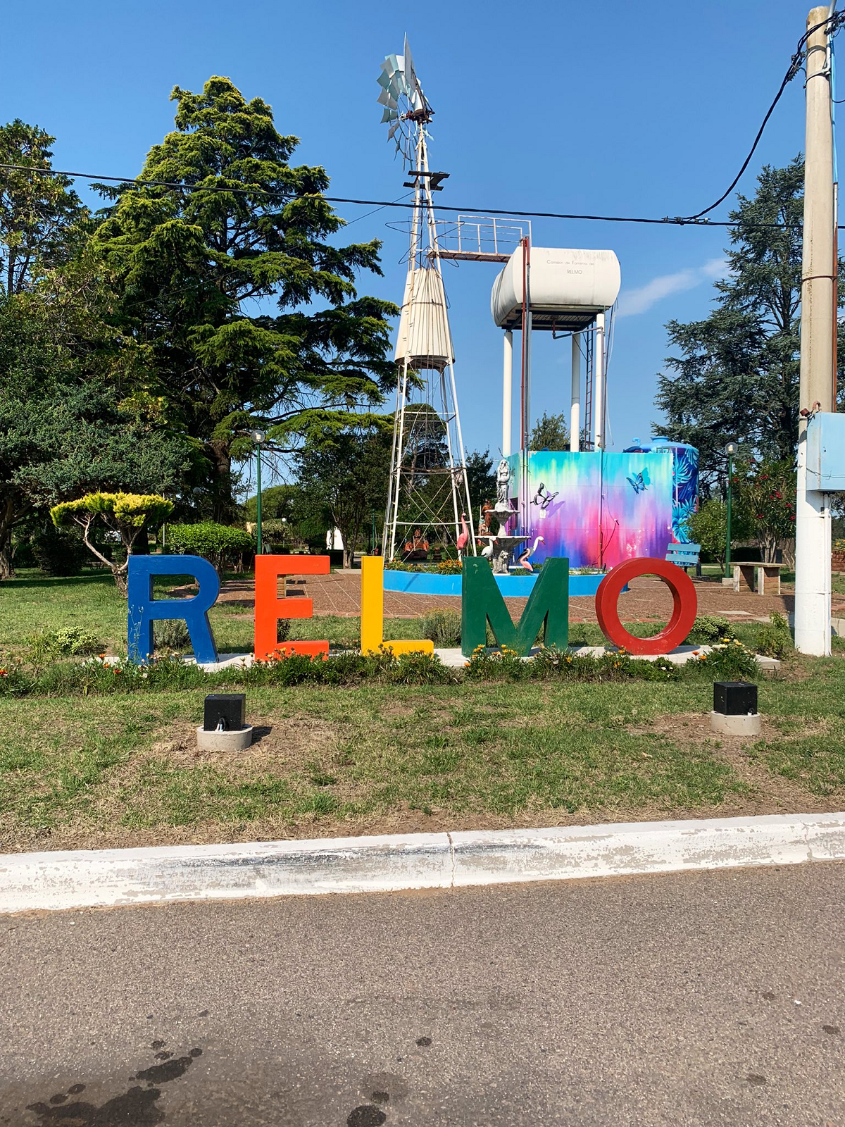 El cartel principal de Relmo, la localidad de La Pampa.