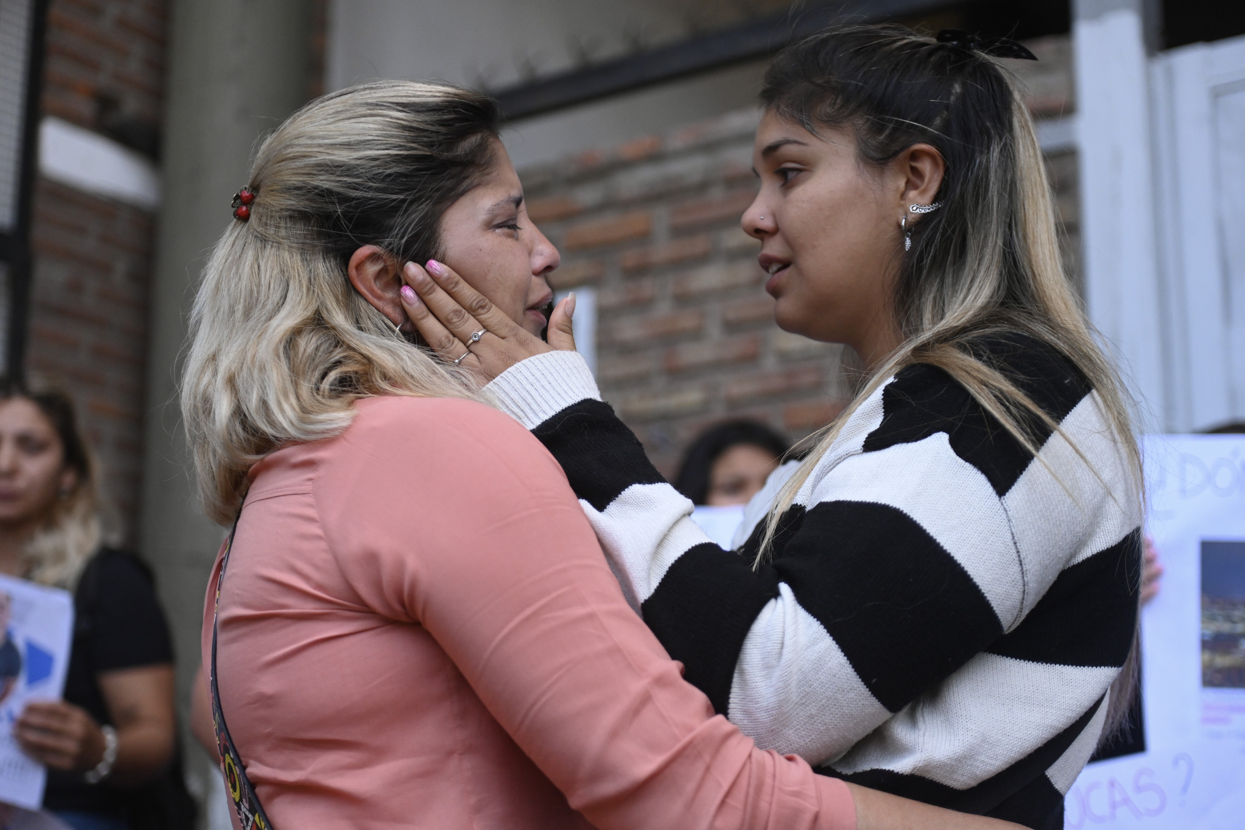 La mamá y la hermana de Lucas Escalante frente a la fiscalía (Télam).