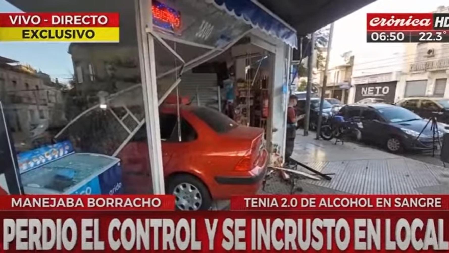 Un Peugeot 307 se incrustó a toda velocidad en un kiosco (Crónica HD).