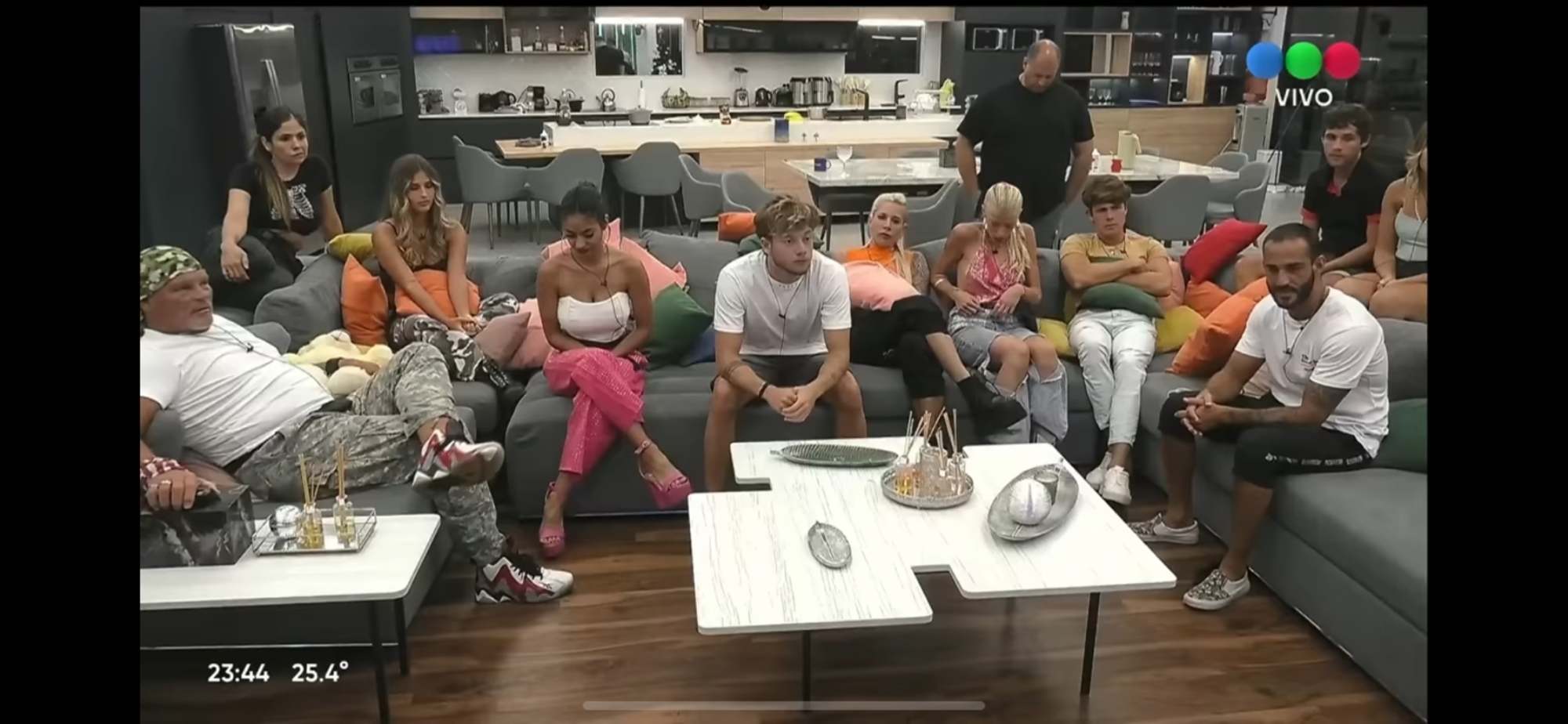 Los participantes de   <a href='https://www.cronica.com.ar/tags/Gran Hermano'>Gran Hermano</a> recibieron información del exterior de   <a href='https://www.cronica.com.ar/tags/Santiago Del Moro'>Santiago Del Moro</a>.