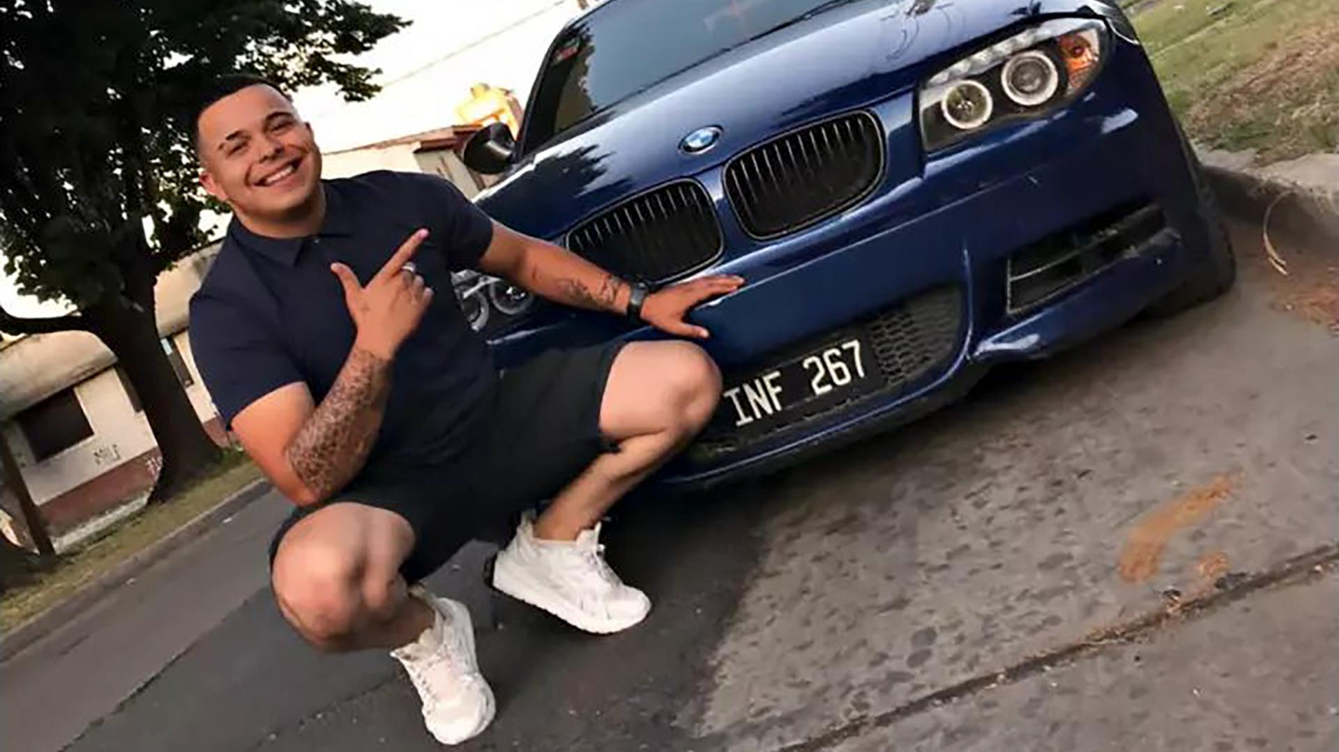 Lucas Escalante junto a su BMW, auto que luego fue encontrado calcinado.