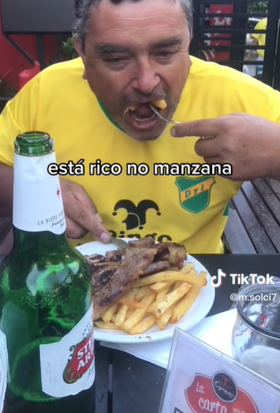 Un padre fue a merendar con su familia y como se pidió una tira de asado es viral en TikTok.