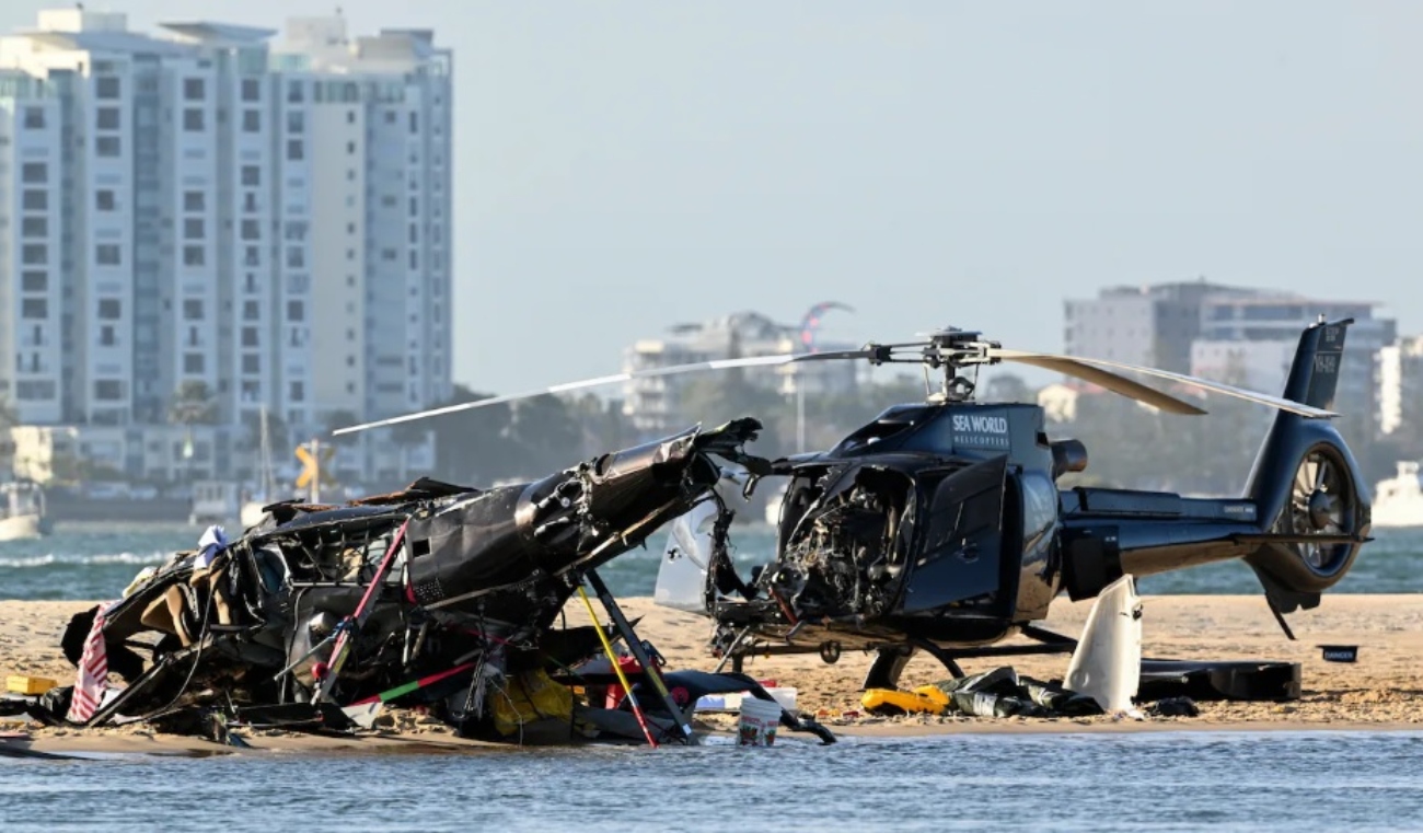 Tras la colisión una de las aeronaves logró aterrizar de forma segura en un banco de arena, pero los escombros del otro cayeron sobre la zona turística.