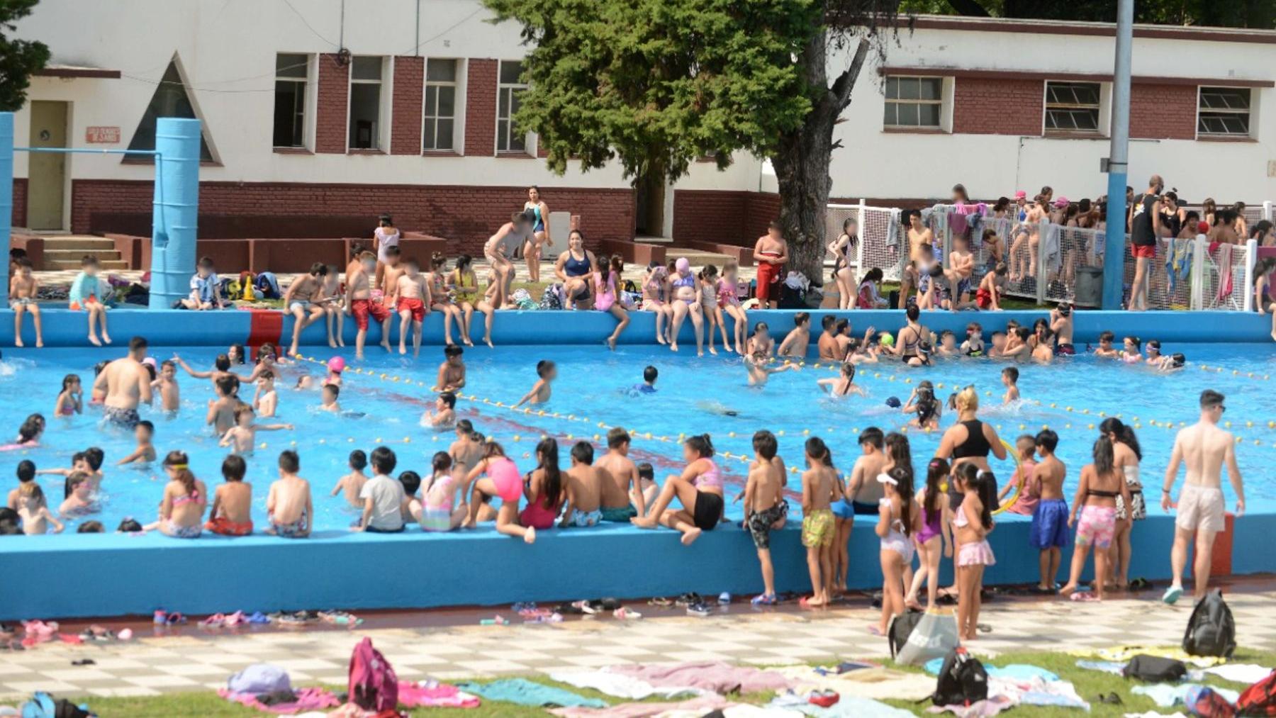 El polideportivo del barrio porteño de Parque Chacabuco es una de las sedes donde funciona la colonia del Gobierno de la Ciudad (Crónica/Hernán Nersesian).