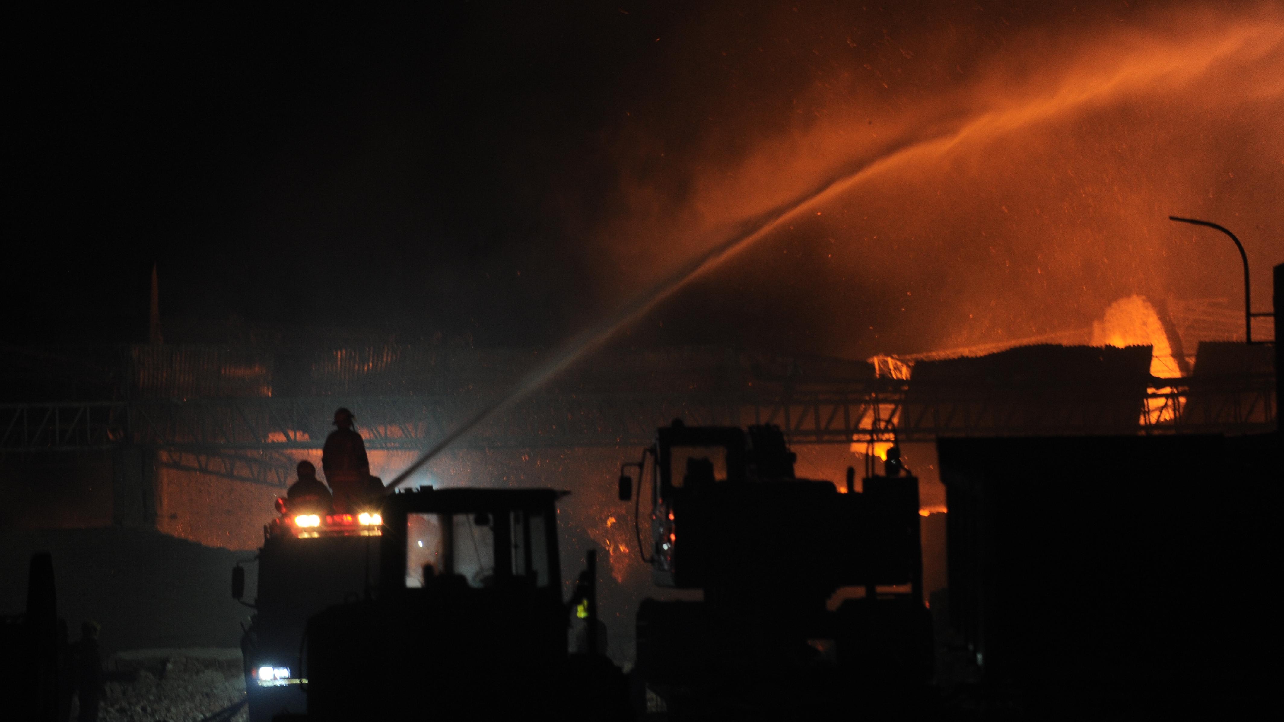 El incendio fue combatido por varias dotaciones de bomberos de diversas localidades (Télam).