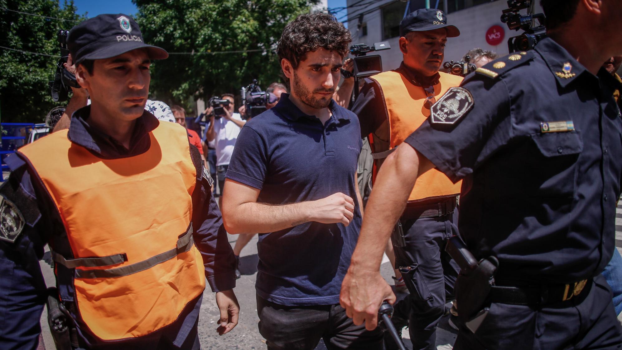 El abrazo entre el testigo y uno de los amigos de Fernando Báez Sosa.