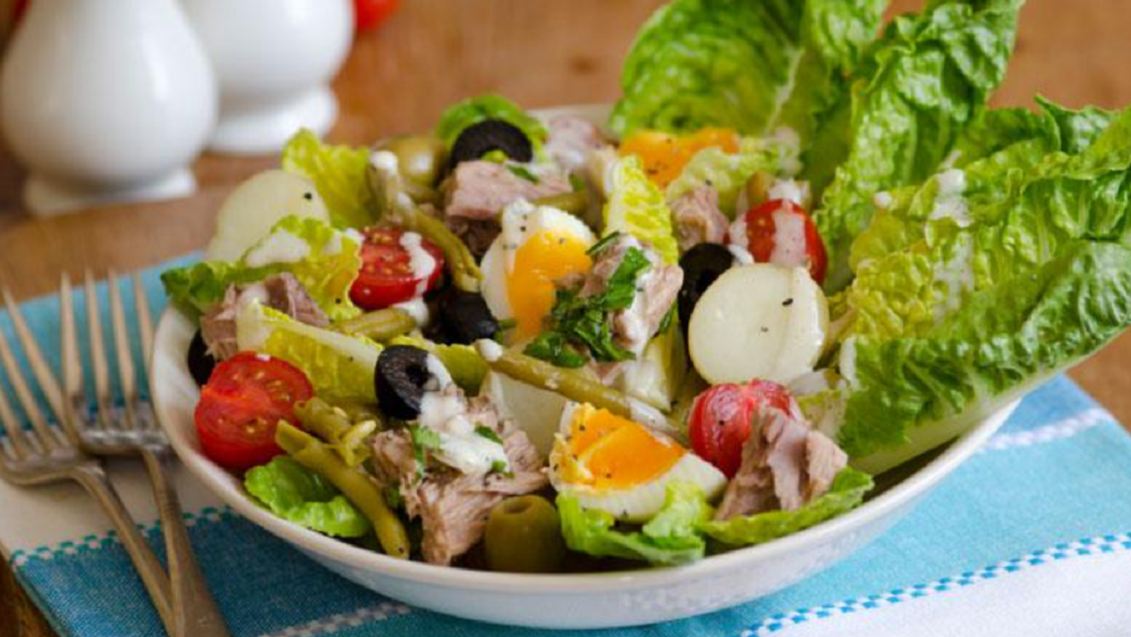 La ensalada Nicoise proviene de la ciudad francesa de Niza y es ideal para el verano.