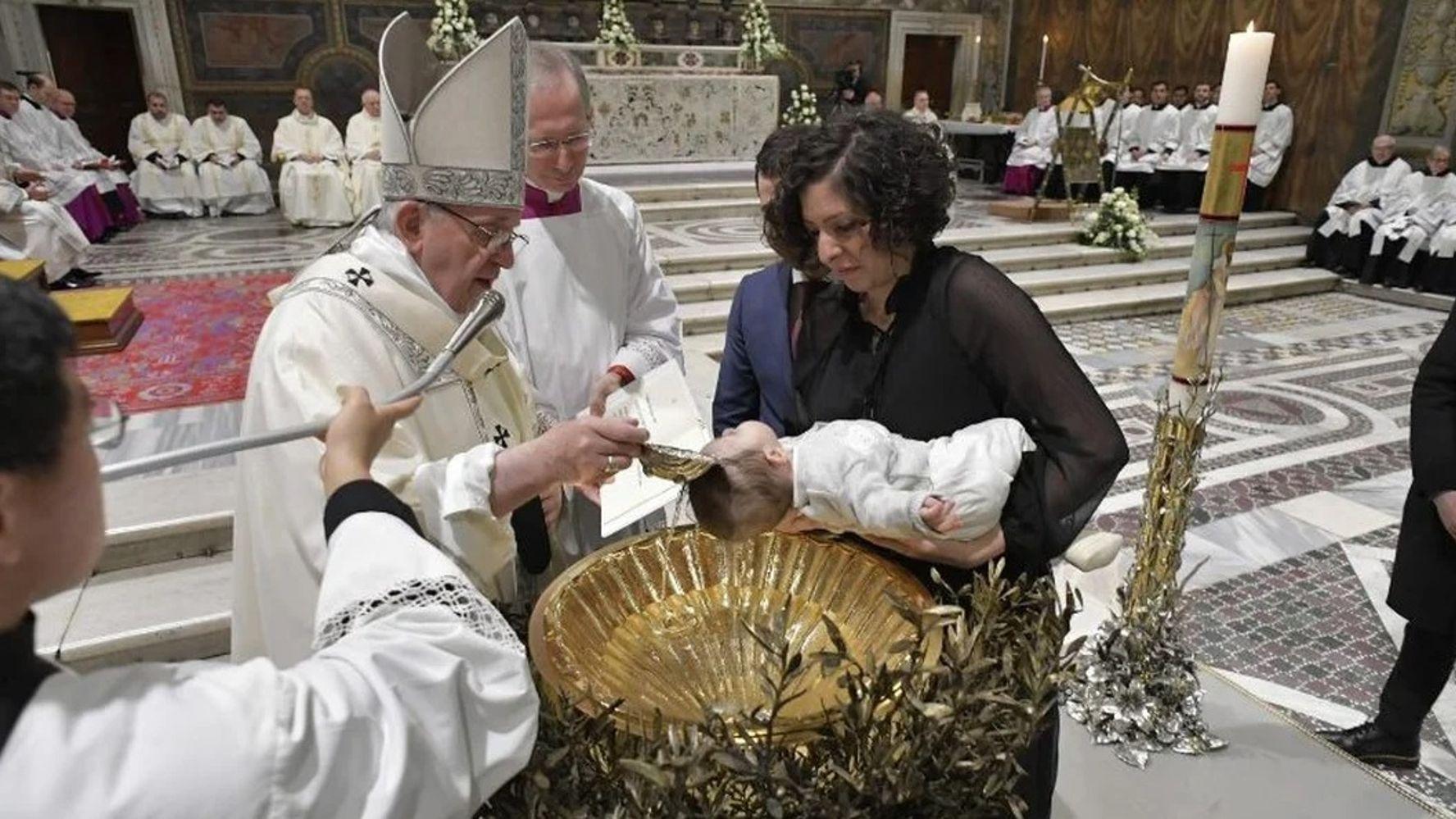 El papa Francisco bautizó este domingo a trece niños en la Capilla Sixtina (Captura de video).