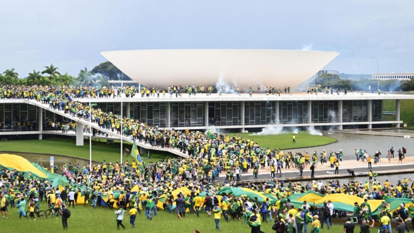 Los manifestantes que tomaron el domingo distintos edificios gubernamentales en Brasilia. 