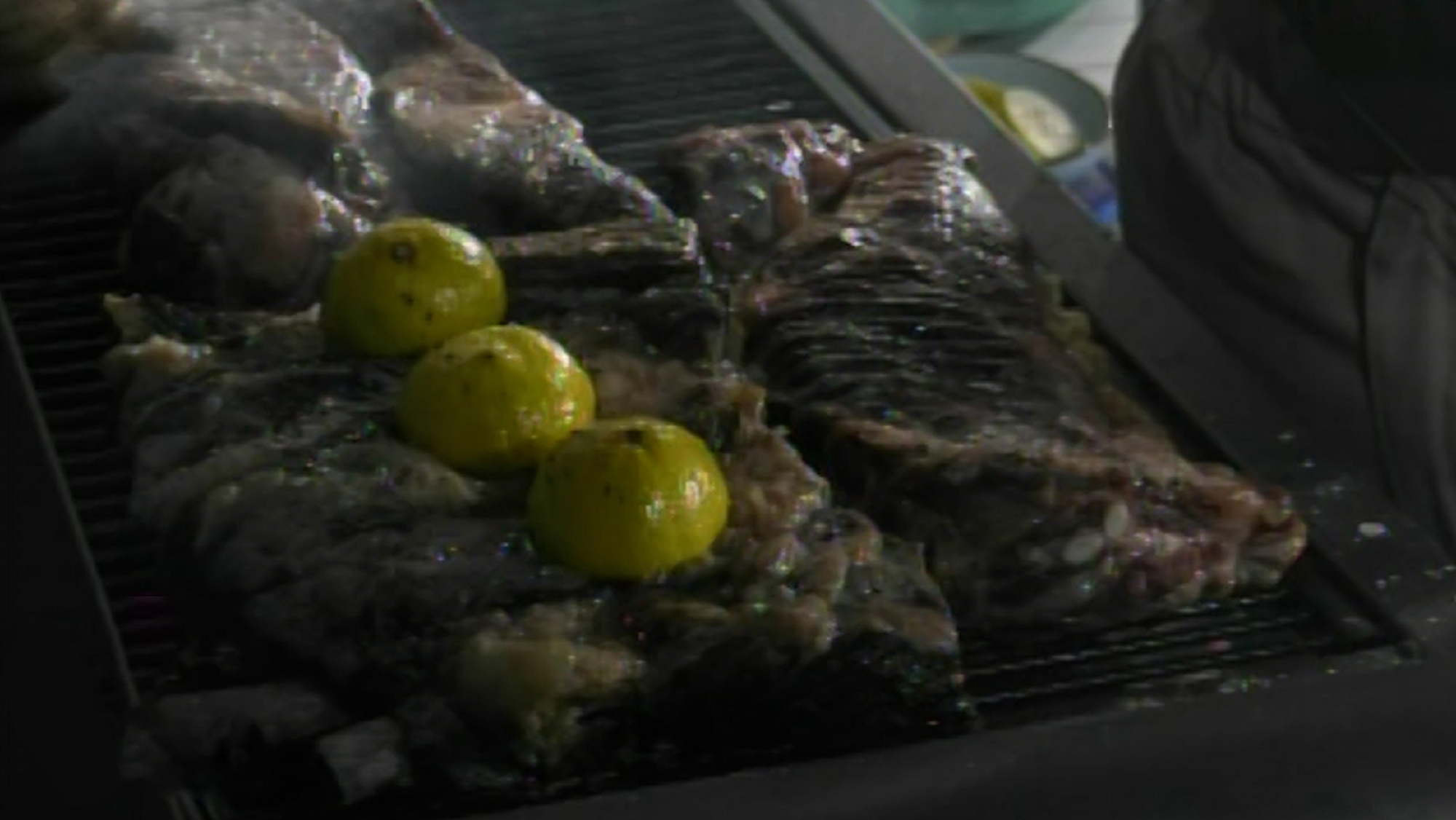 Conmoción en Gran Hermano: participantes denunciaron que les dieron carne en mal estado para hacer un asado.