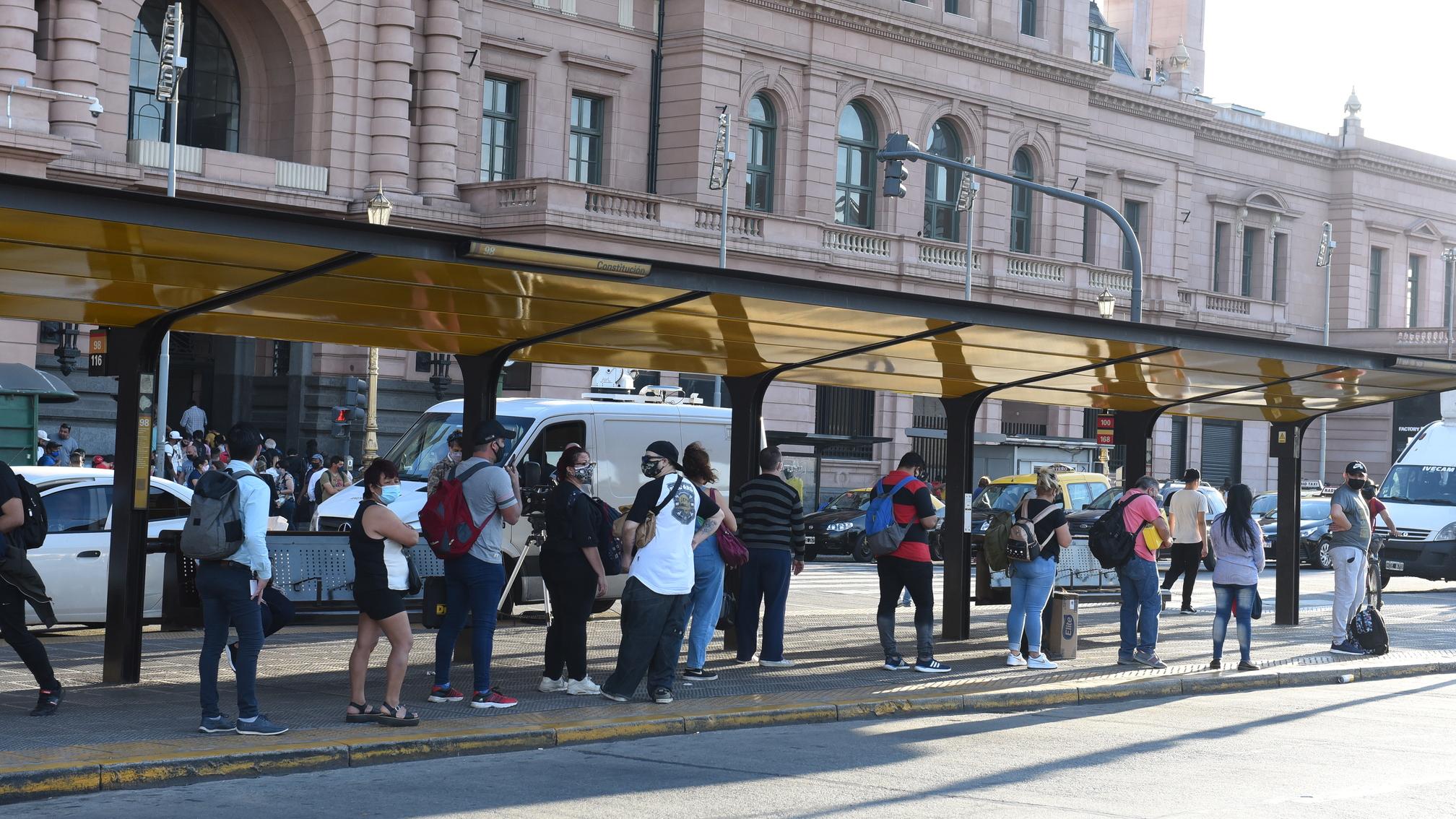 Las largas colas se vuelven a formar por falta de colectivos (Jonatan Moreno/Crónica).