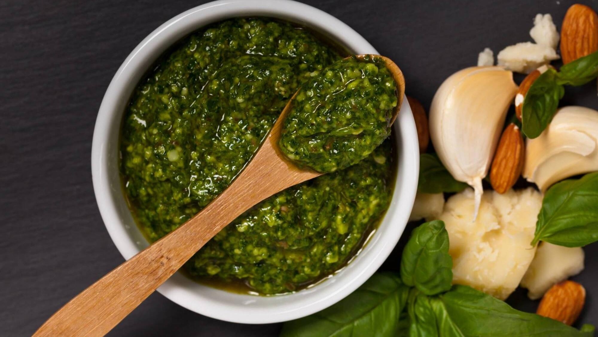 La auténtica salsa italiana: el paso a paso para hacer fideos al pesto.