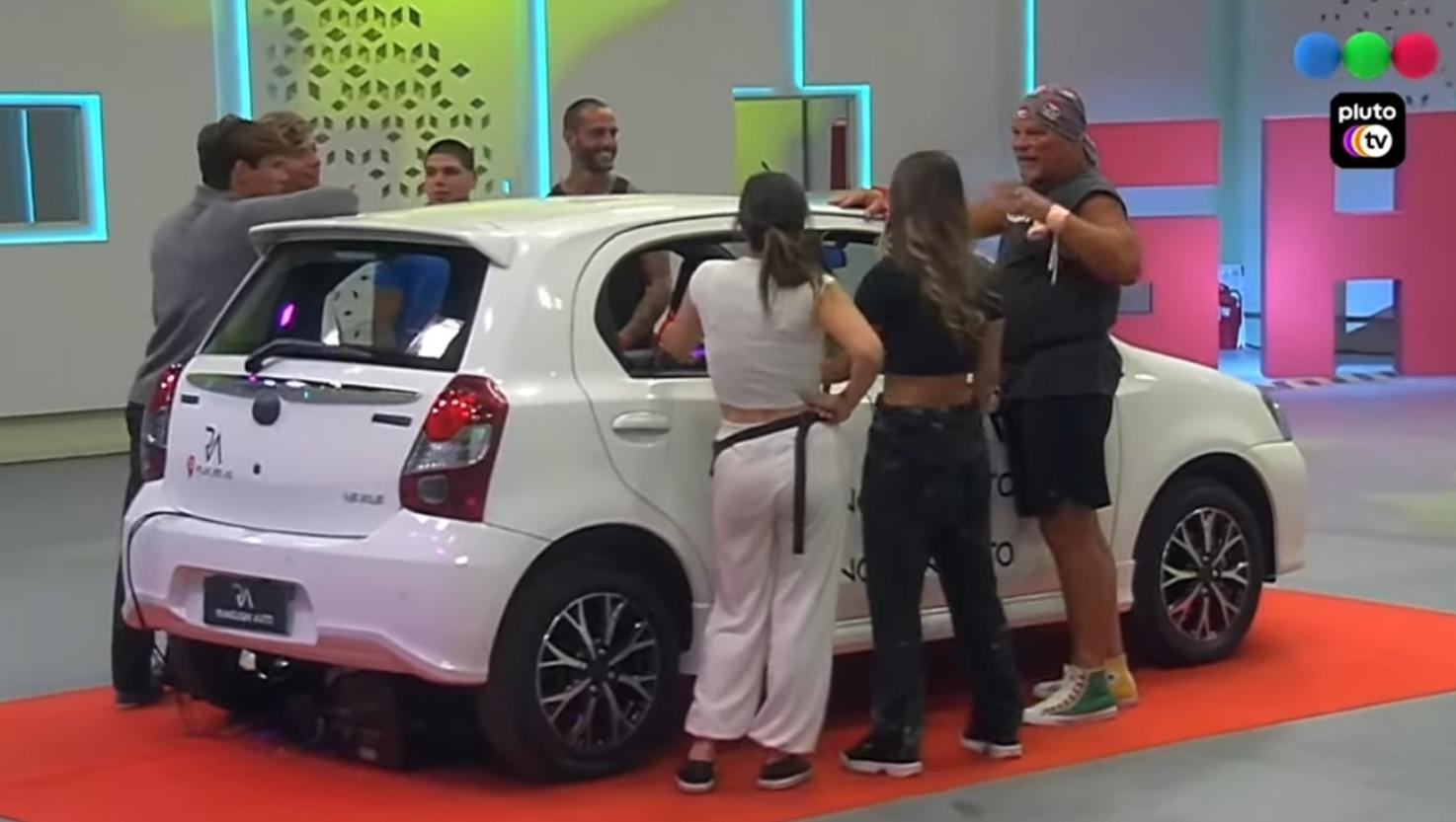 Los participantes de '  <a href='https://www.cronica.com.ar/diarioshow/tags/Gran Hermano'>Gran Hermano</a> 2022' en el desafío del auto.