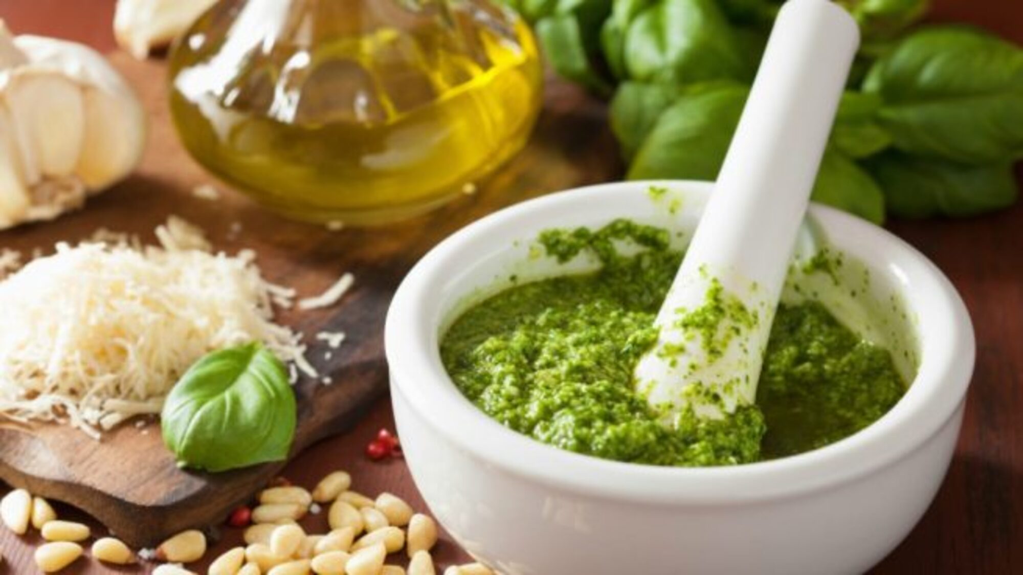 El término “pesto” hace referencia al tipo de preparación con mortero porque significa “machacar” en italiano.