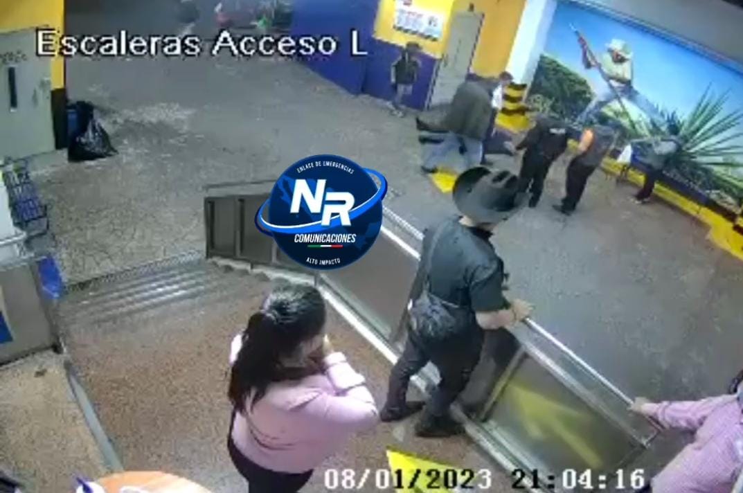 Momento en el que sacan al cliente asesinado del restaurante La Polar de   <a href='https://www.cronica.com.ar/tags/México'>México</a>.