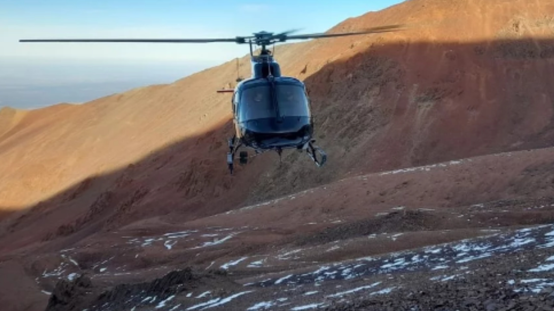 El cuerpo de la mujer de 61 tuvo que ser rescatada a bordo de un helicóptero.