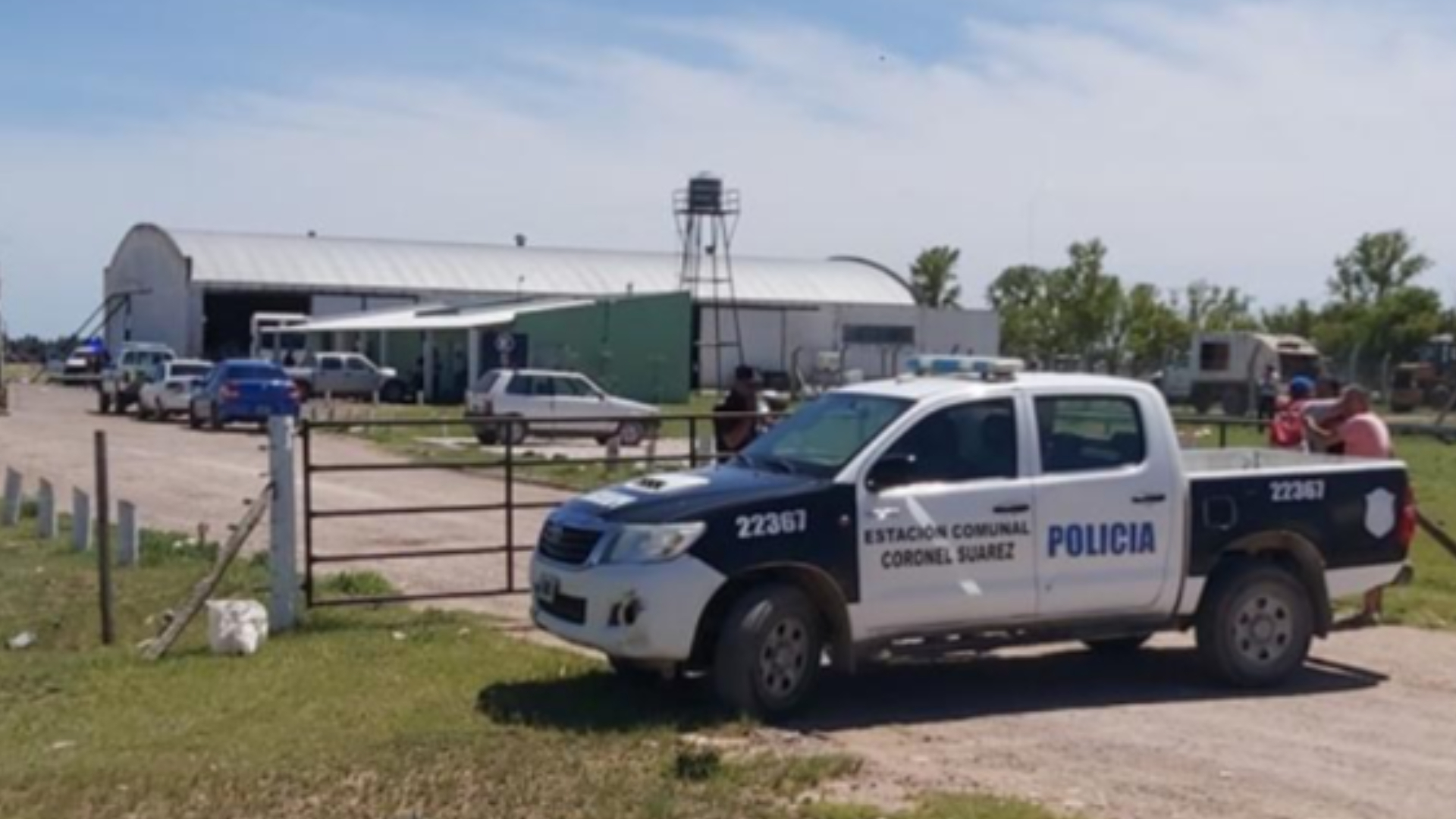 La policía local presente en la Planta de Reciclaje. (Foto: Suárez al Día)