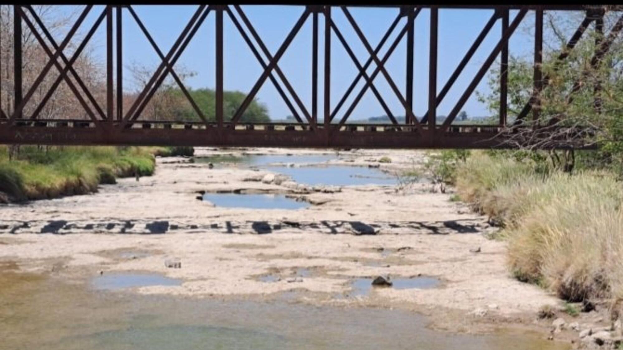 El Río Rojas con su cauce prácticamente seco (Twitter @churchill00).