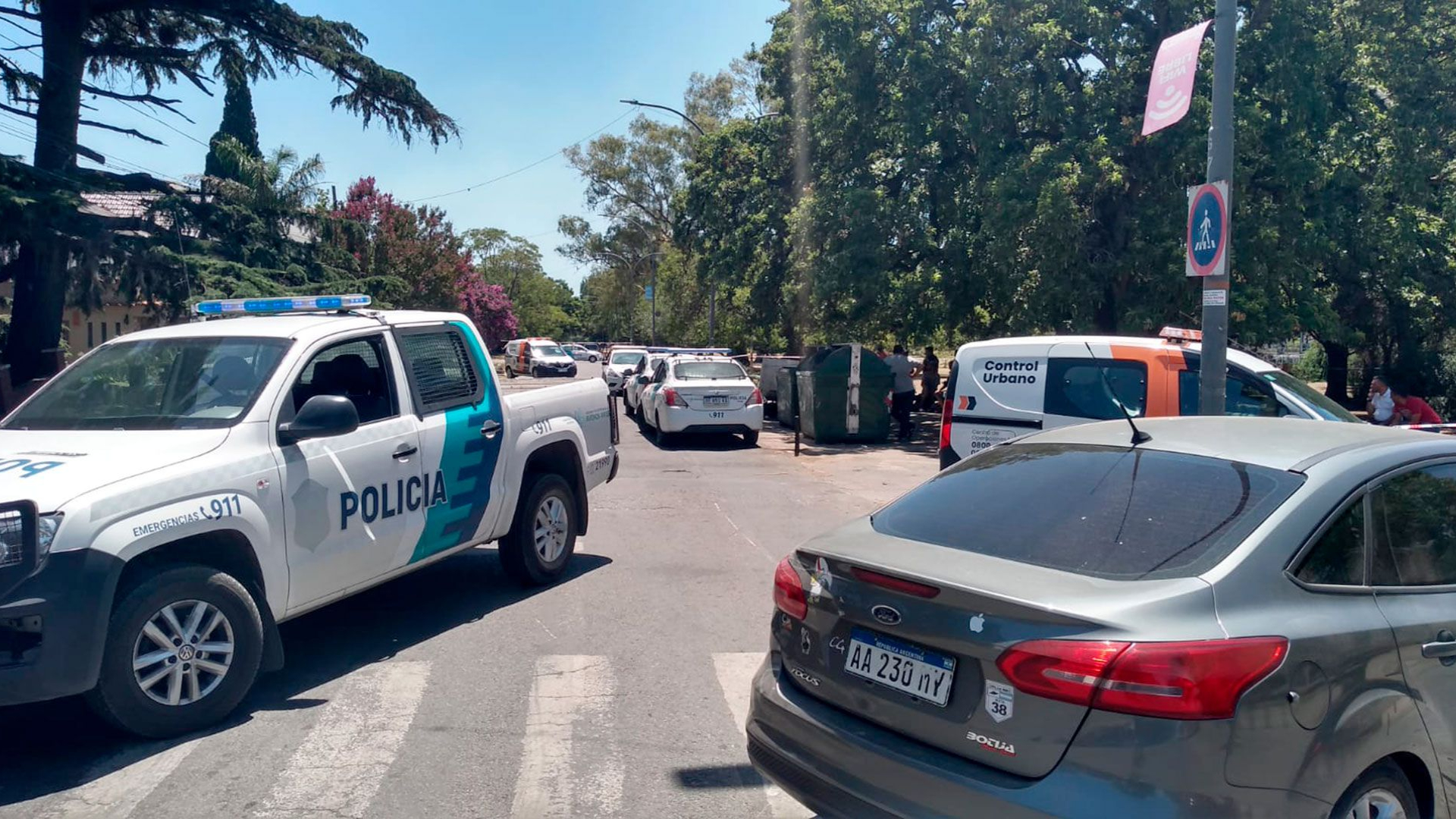 La víctima se encontraba pasando un día de pileta junto con su esposa y el ataque iba dirigido a ella.