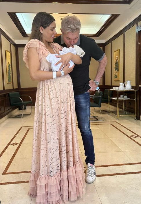   <a href='https://www.cronica.com.ar/tags/Barby Franco'>Barby Franco</a> con Fernando Burlando y su hija recién nacida (Instagram/@barbaritafranco21).