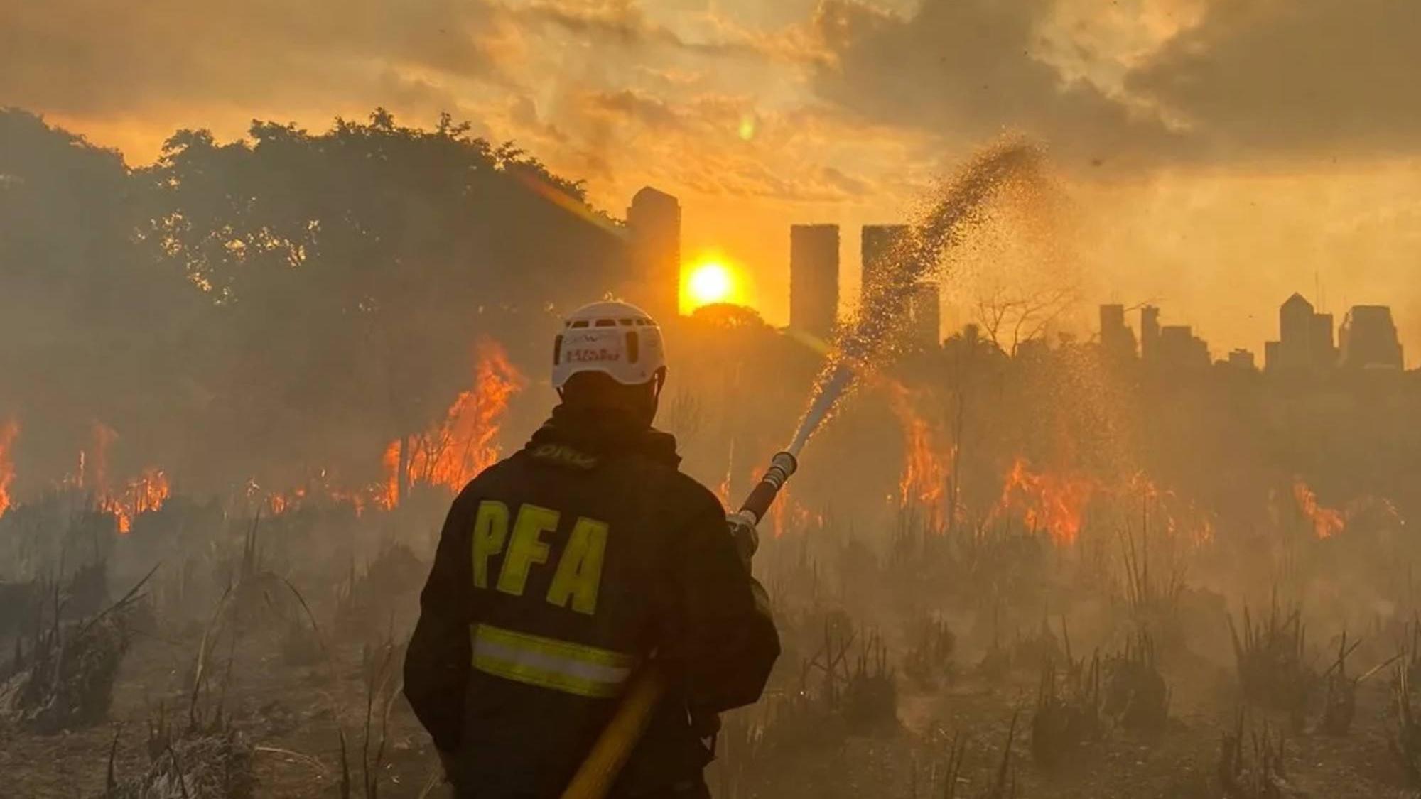 Bomberos continúan trabajando en la Reserva Ecológica para extinguir incendio.