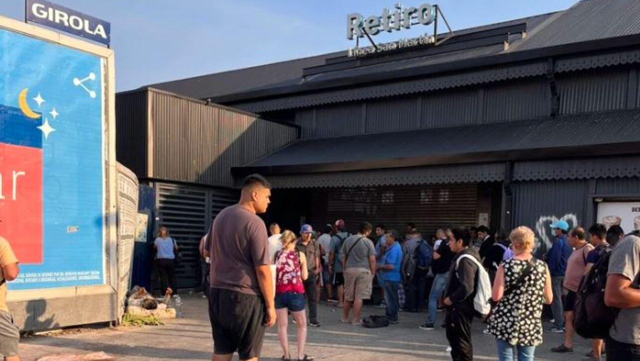 La gente se agolpó en la estación Retiro (Twitter).