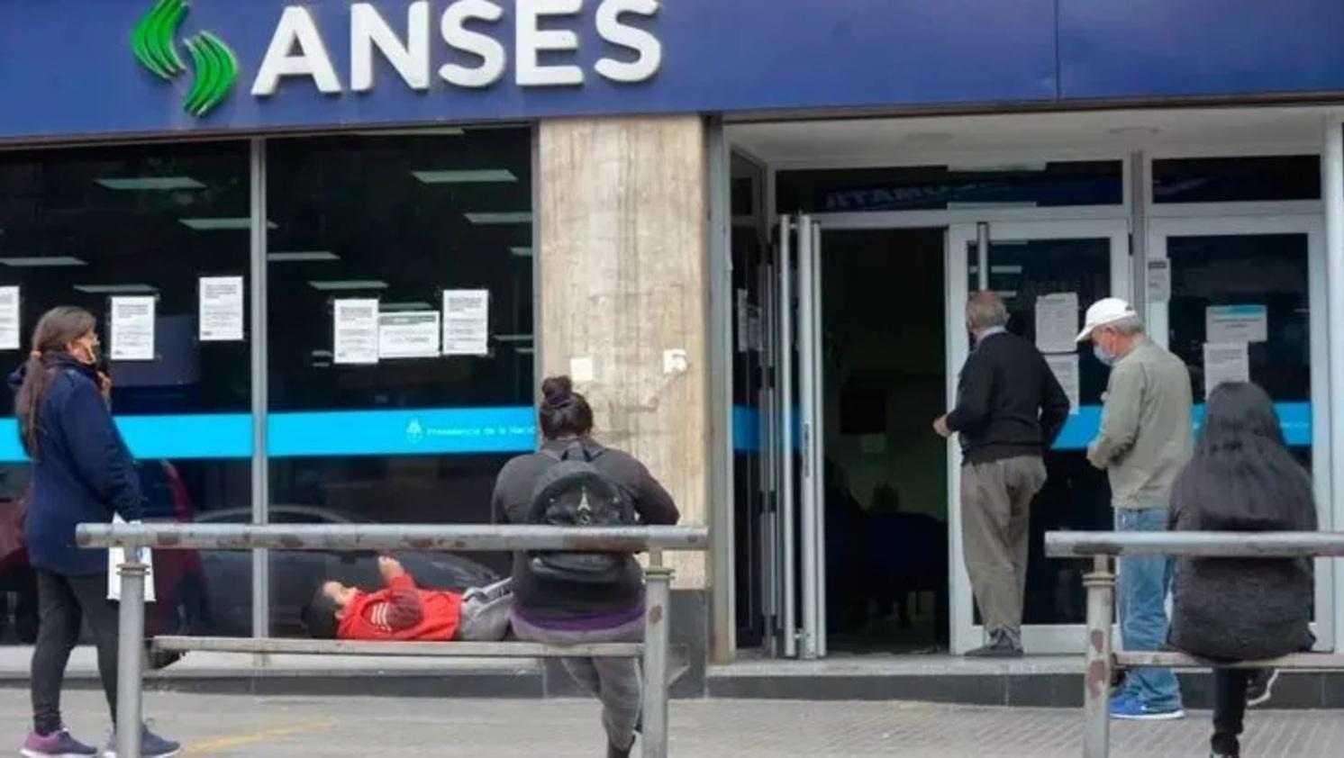 ANSES: quiénes cobran los bonos de $10.000 y $7.000 en febrero (Archivo).