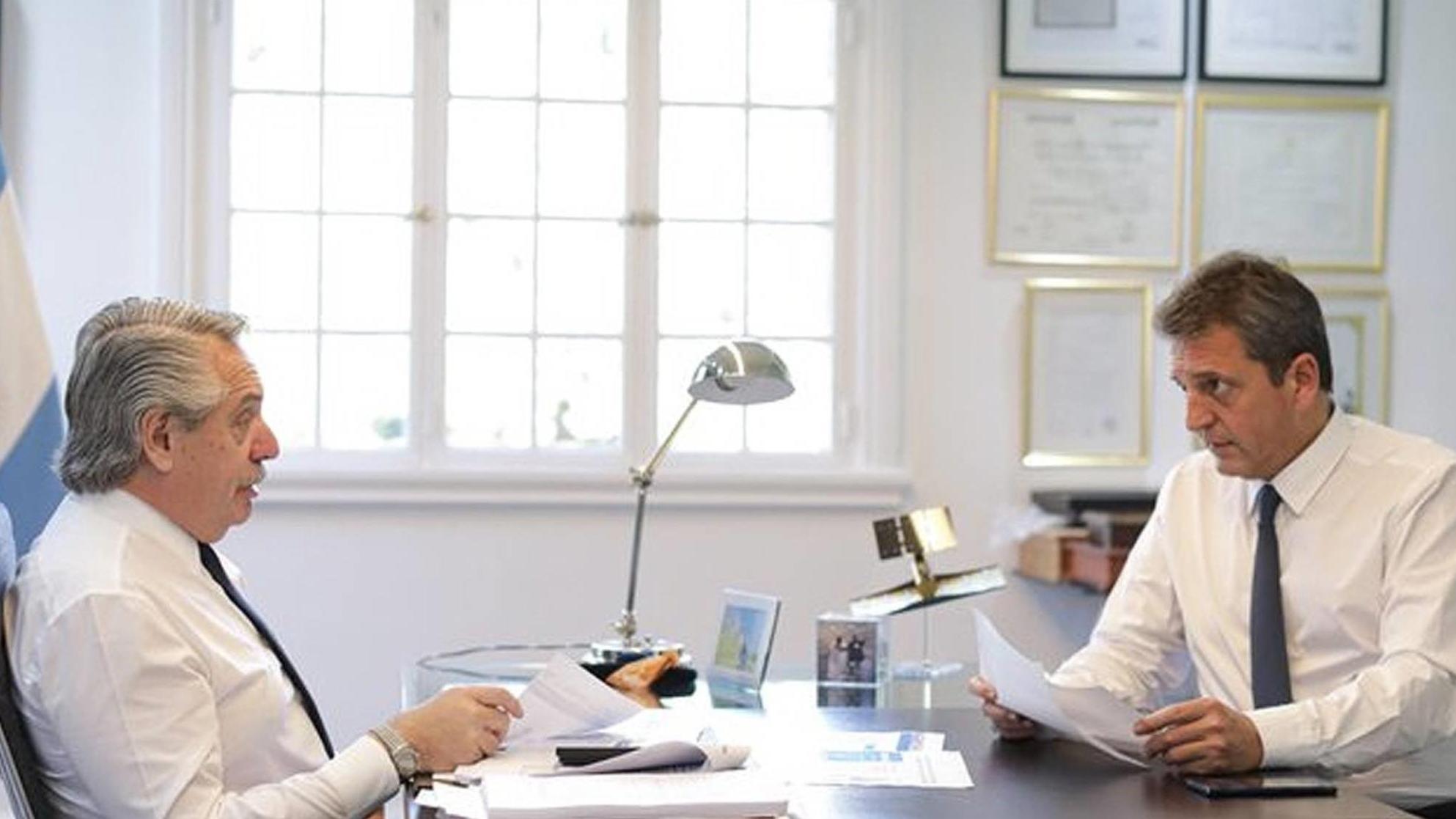 El presidente Alberto Fernández junto al ministro de Economía, Sergio Massa (Archivo).