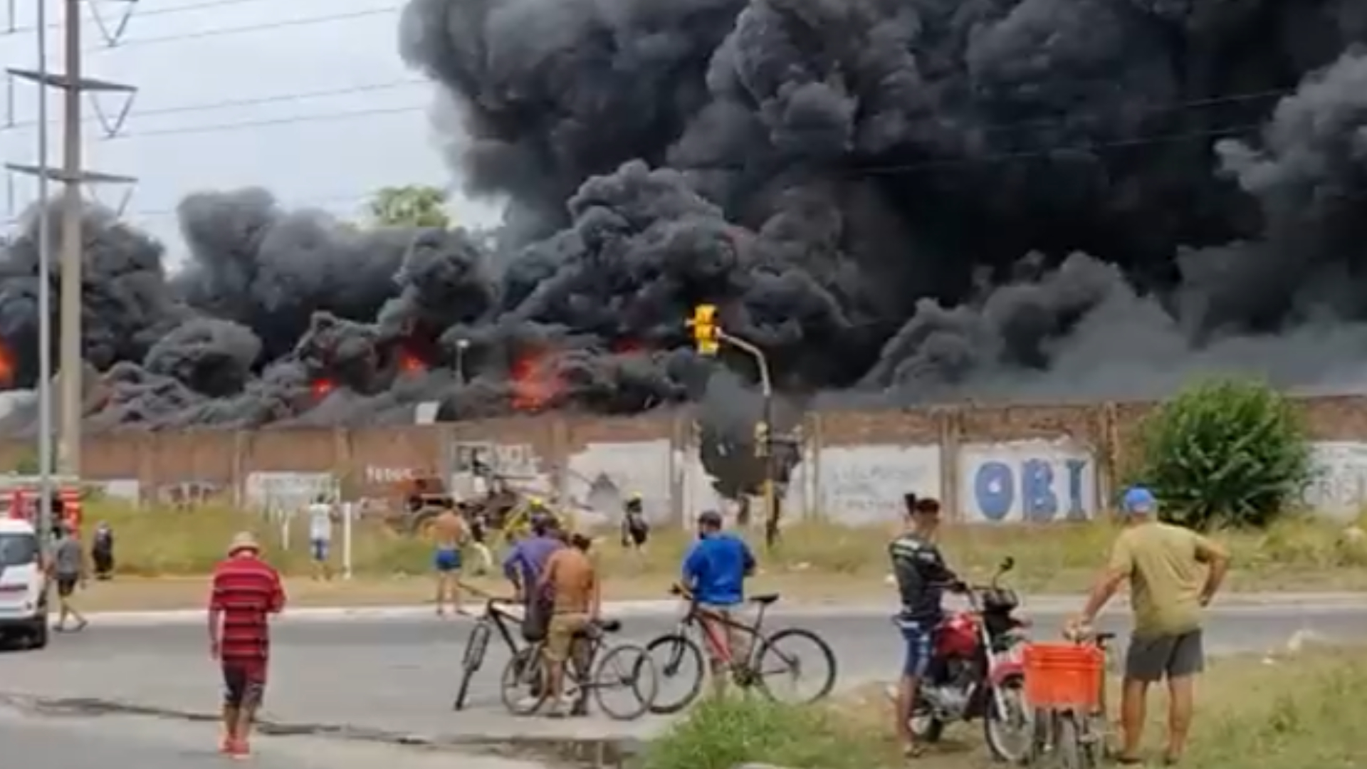 El incendio afectó a las empresas de la Línea 129 de colectivos Misión Buenos Aires y la la papelera Sein y Cia S.A.