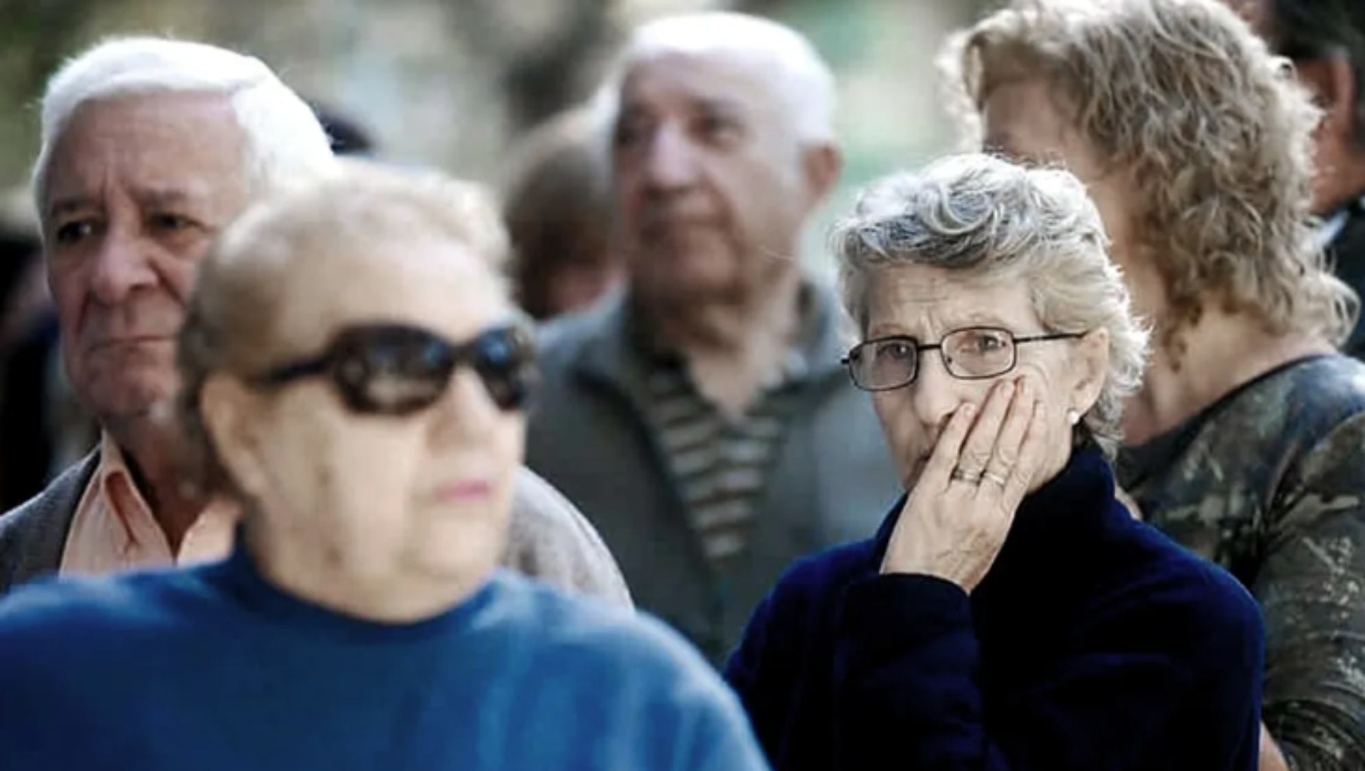 Jubilados brindan la fe de vida a los bancos para comprobar su supervivencia.