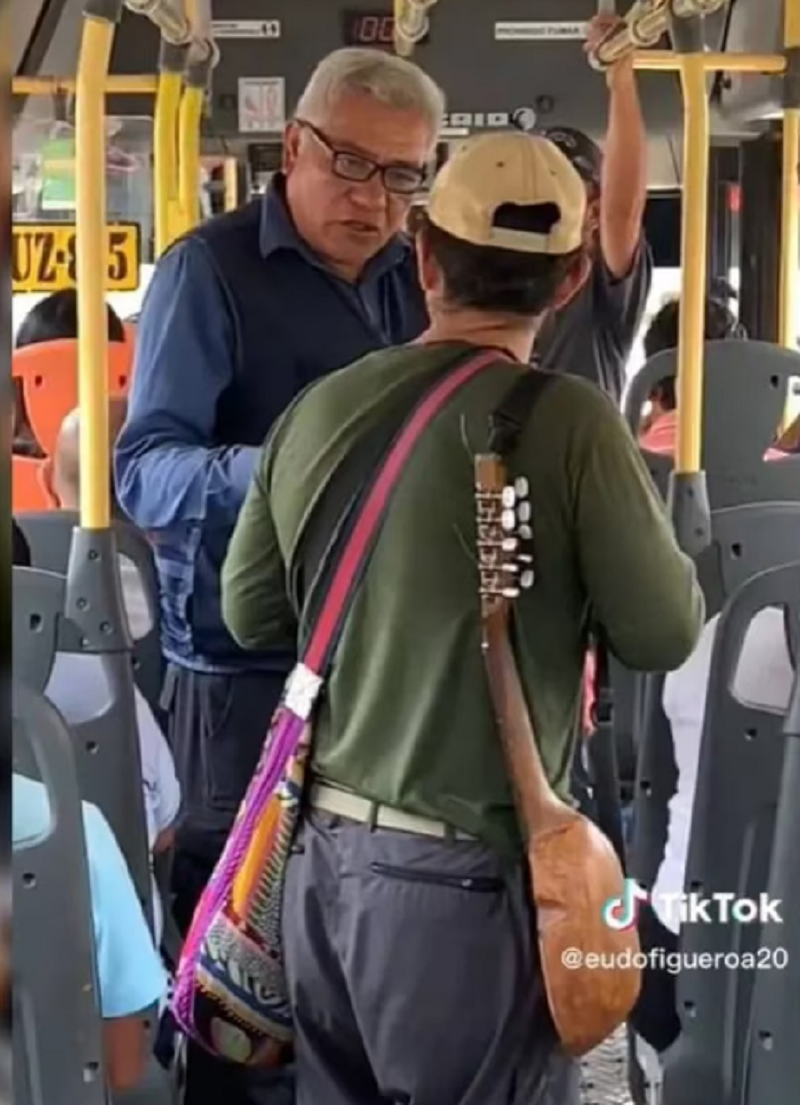   <a href='https://www.cronica.com.ar/tags/Colectivero'>Colectivero</a> se cruzó con un artista callejero y el momento es viral (Tiktok/@eudofigueroa20).