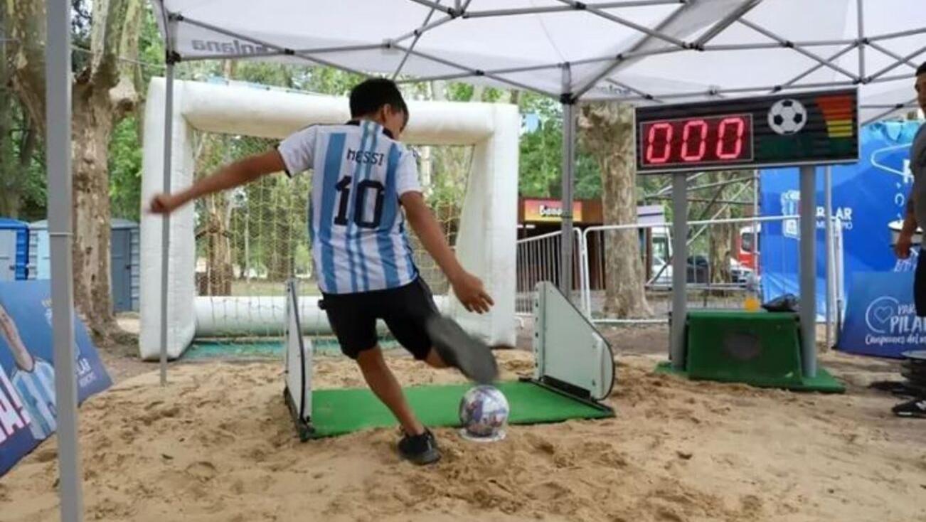 El espacio que homenajea a los jugadores argentinos campeones en el Mundial Qatar 2022 abre de jueves a domingos, de 17 a 21 (Gentileza Municipalidad de Pilar).