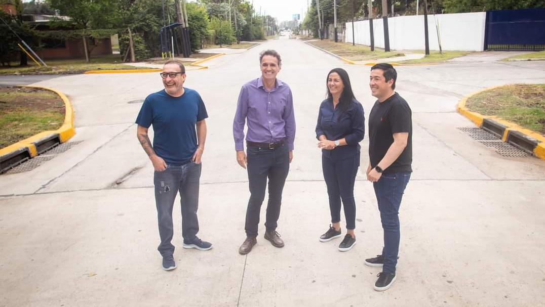 Noelia Correa, Leo Nardini, Gabriel Katopodis y Luis Vivona, en la inauguración de un nuevo tramo de la calle Brasil.