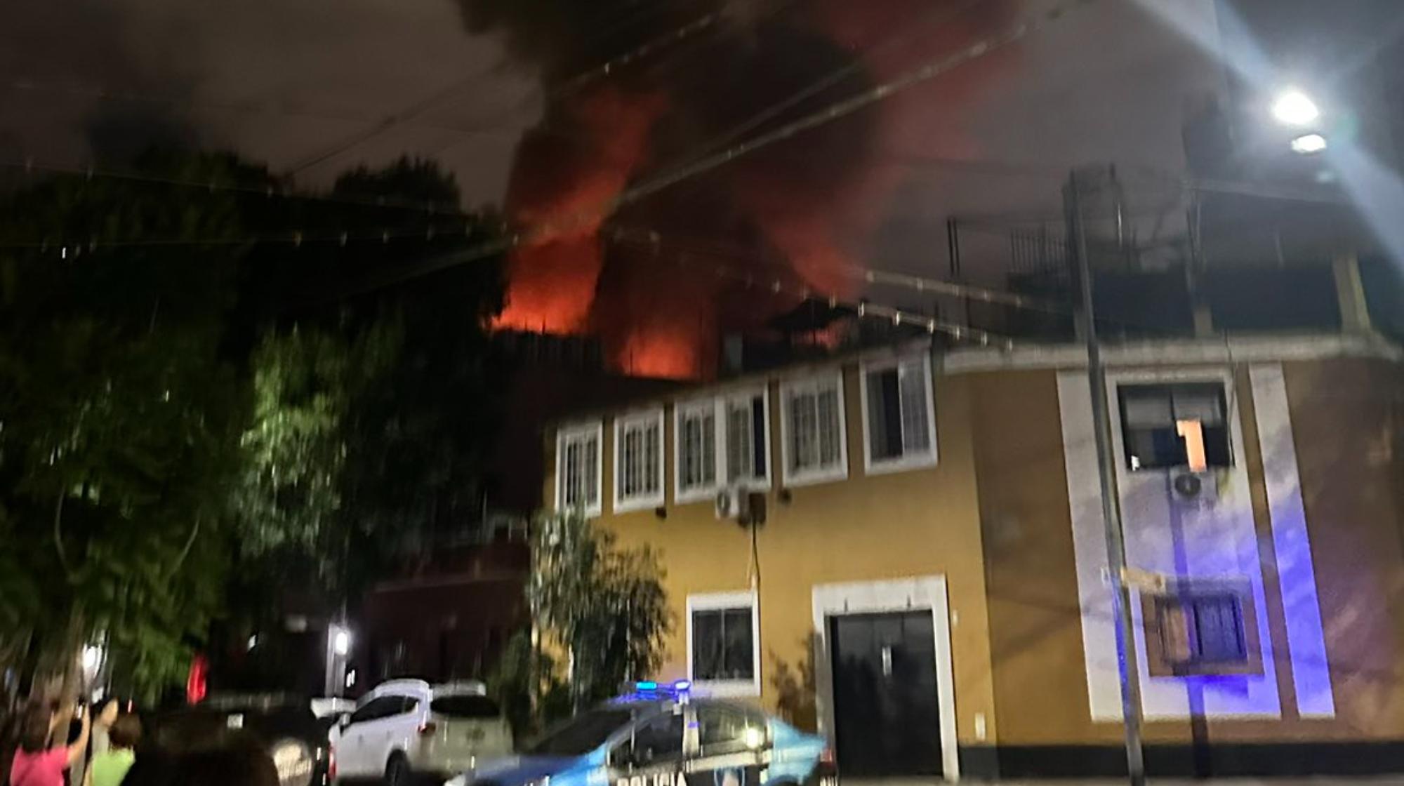 Incendio en Villa Ortuzar obligó a trasladar a los vecinos en las inmediaciones.