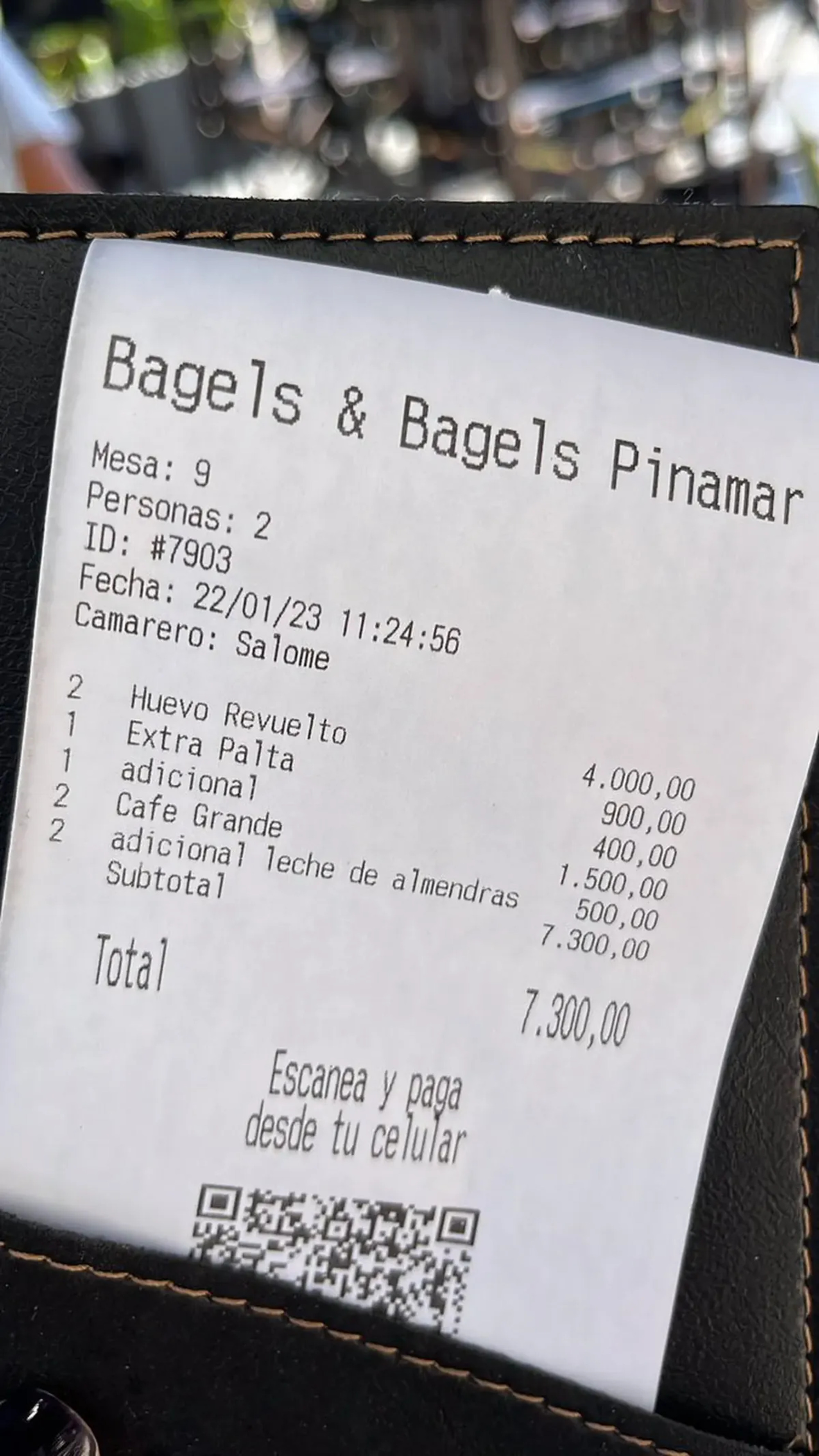 El ticket de la mujer que se indignó tras disfrutar de un desayuno en Pinamar.