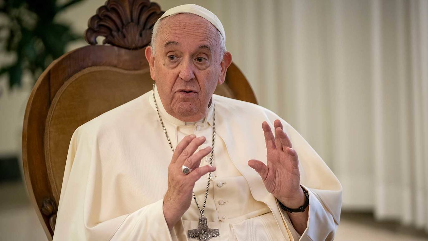 El papa Francisco instó a los obispos que den la bienvenida a la Iglesia a las personas LGBTQ.