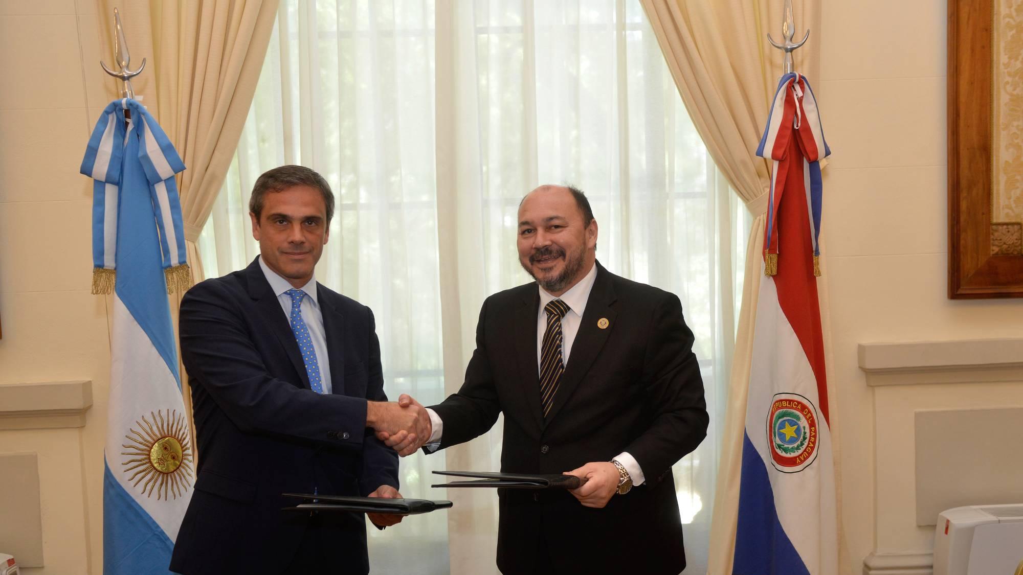 Firma de acuerdo de cooperación entre las aduanas de Argentina y Paraguay para fortalecer el control de la hidrovía.