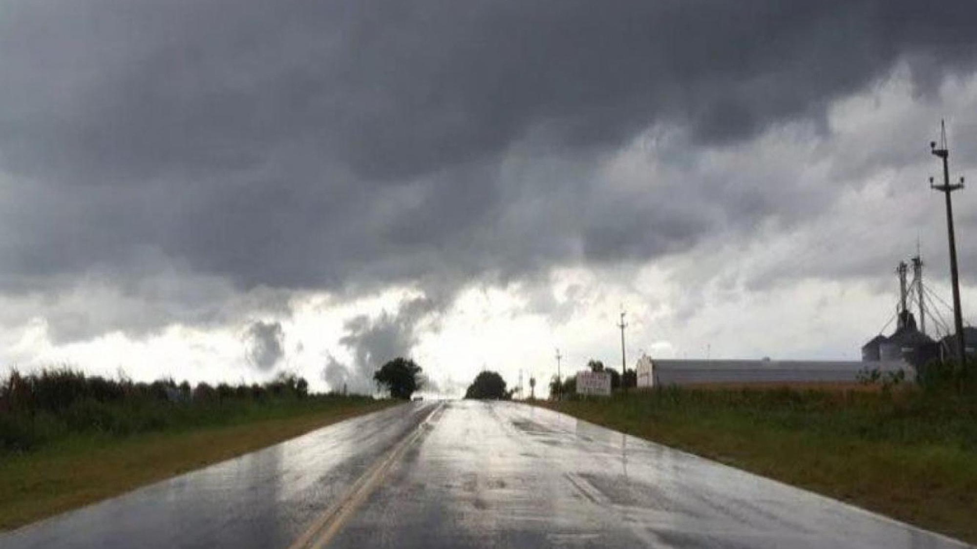 Hay alerta amarilla y naranja por tormenta en ocho provincias.