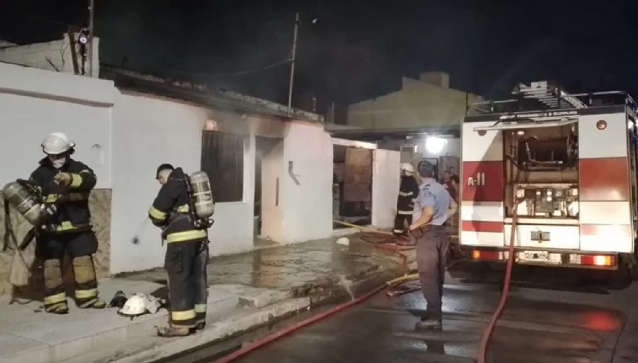 Voraz incendio originado por una achura en una casa de   <a href='https://www.cronica.com.ar/tags/Corrientes'>Corrientes</a> (Facebook/Municipalidad de Goya).