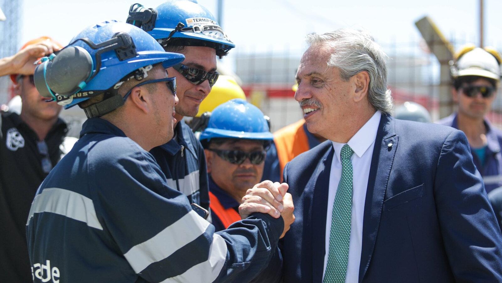 Alberto Fernández arrancó la semana visitando el distrito bonaerense de Ensenada (Gentileza @alferdez/Twitter).