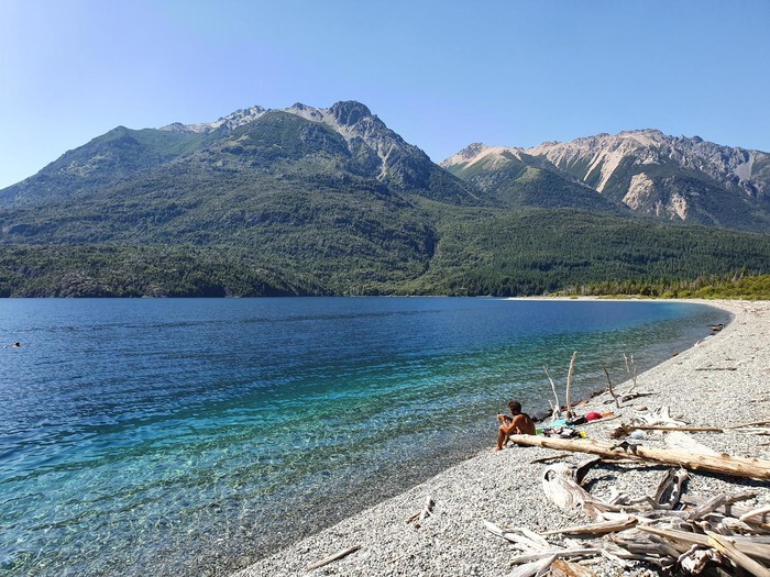 Un lugar que es obligatorio conocer es Bahía El Desafío.