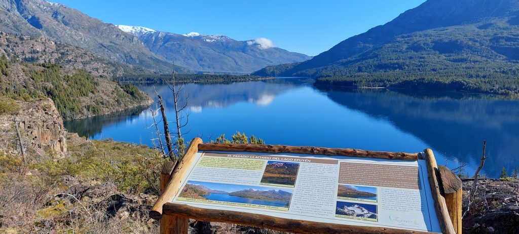  Bahía El Desafío, en lago Epuyén (Chubut).