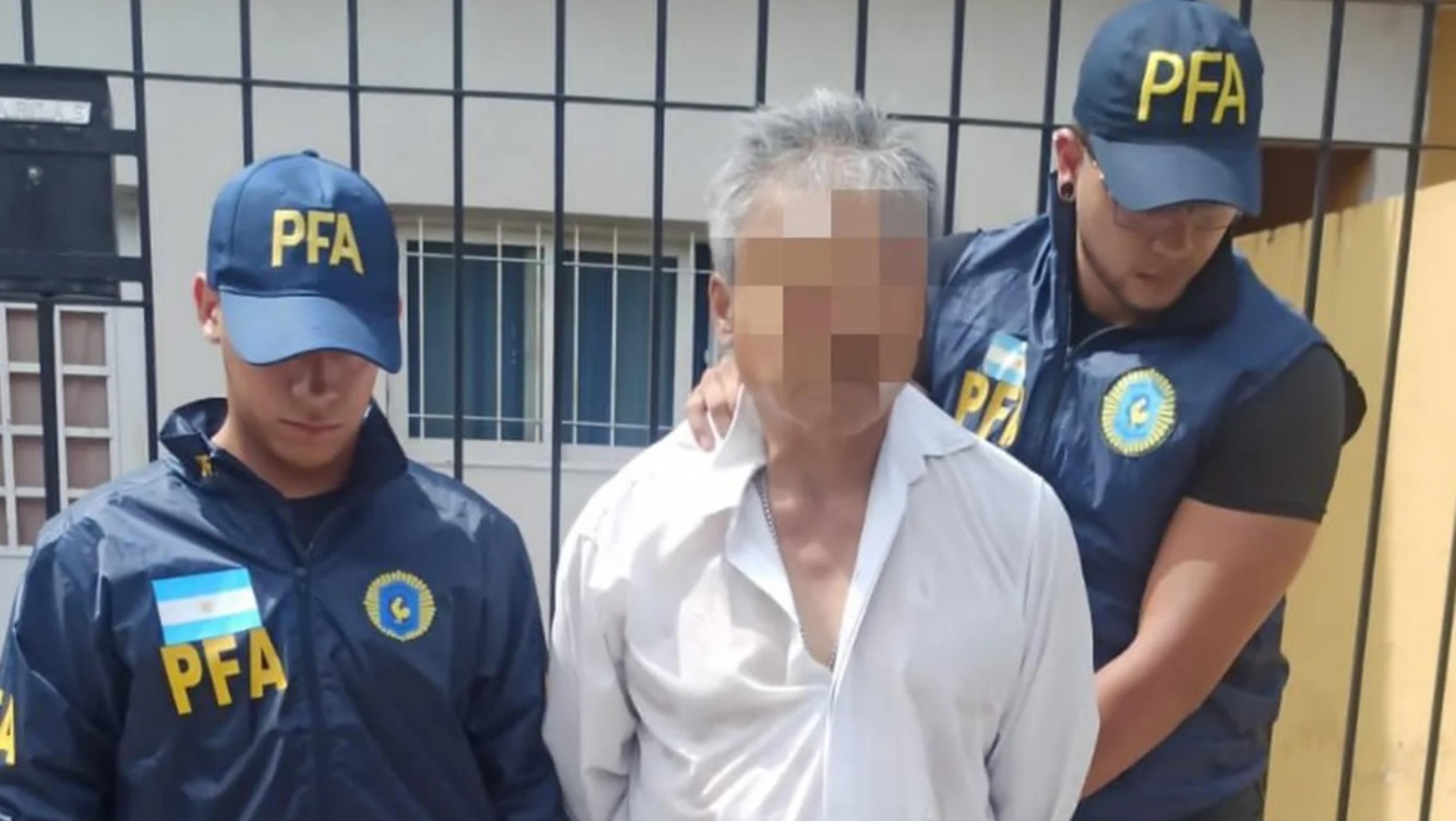 El acusado de 56 años fue detenido en la ciudad de La Plata.