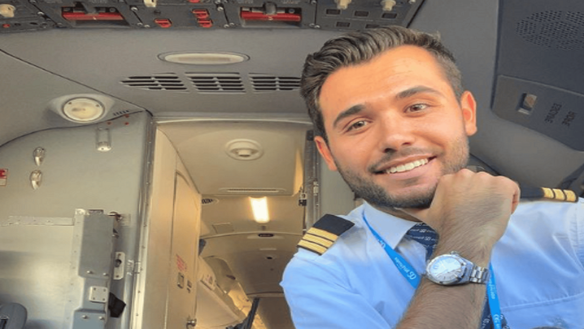 Un piloto de avión le realizó una dedicatoria a sus padres y se volvió viral en las redes.