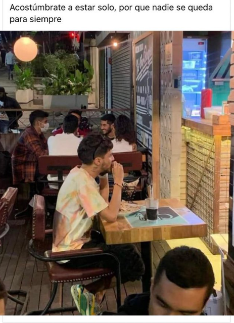 La foto de un joven comiendo solo en un bar que desató un momento viral en Twitter.