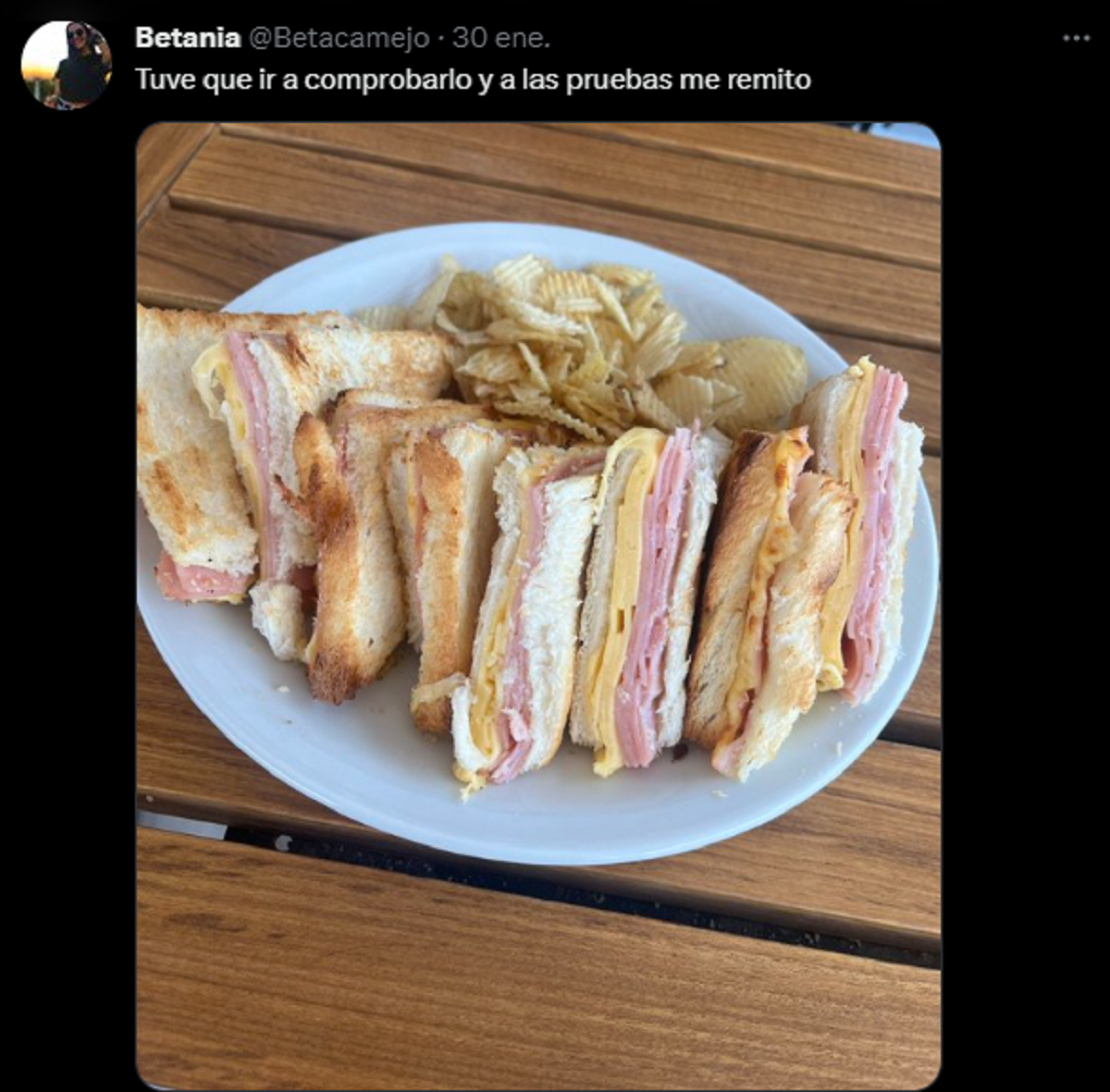 Otra mujer que comprobó el menú: el tostado viene con papas fritas.