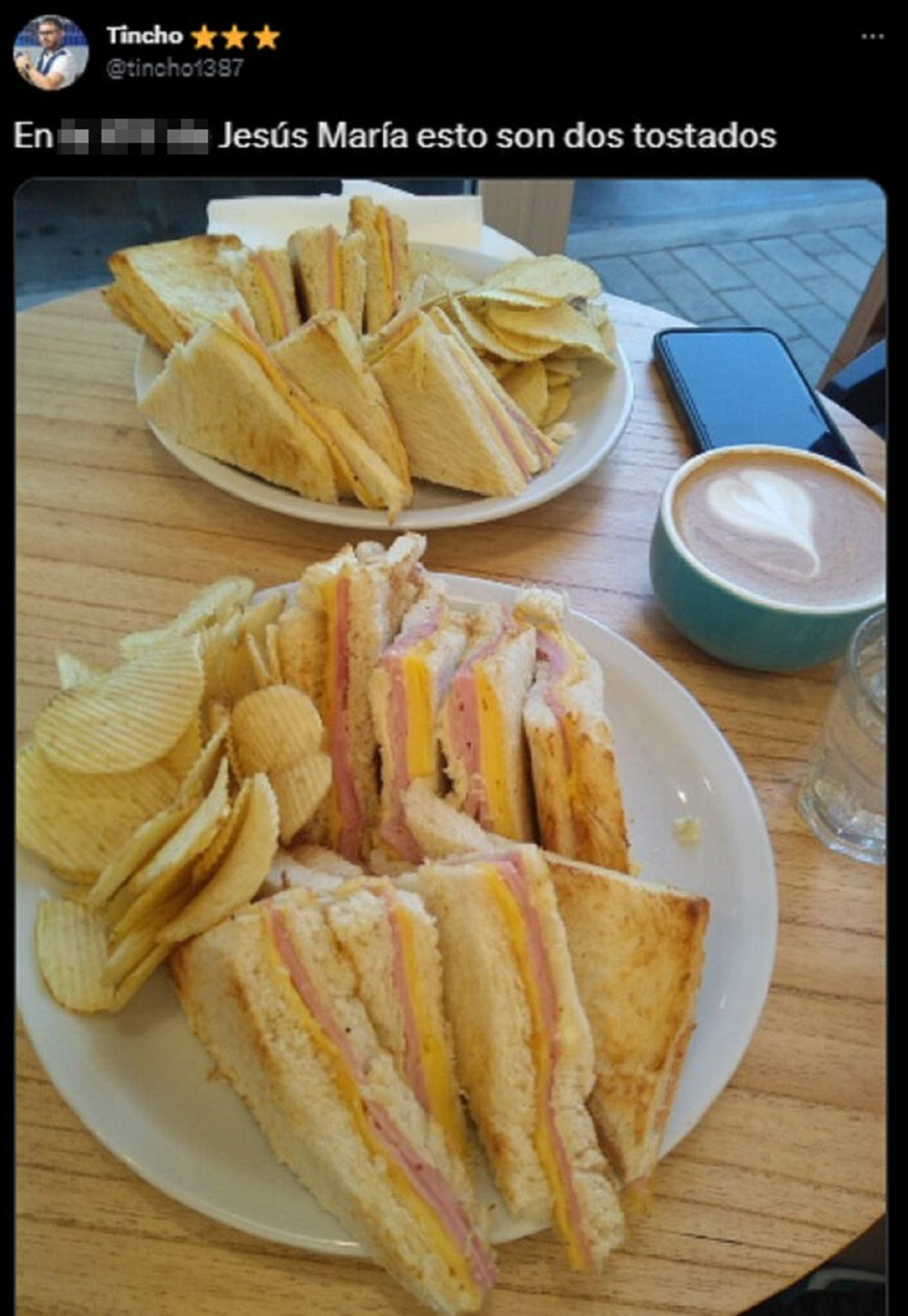 El tuit del joven que mostró los tostados con papas fritas.